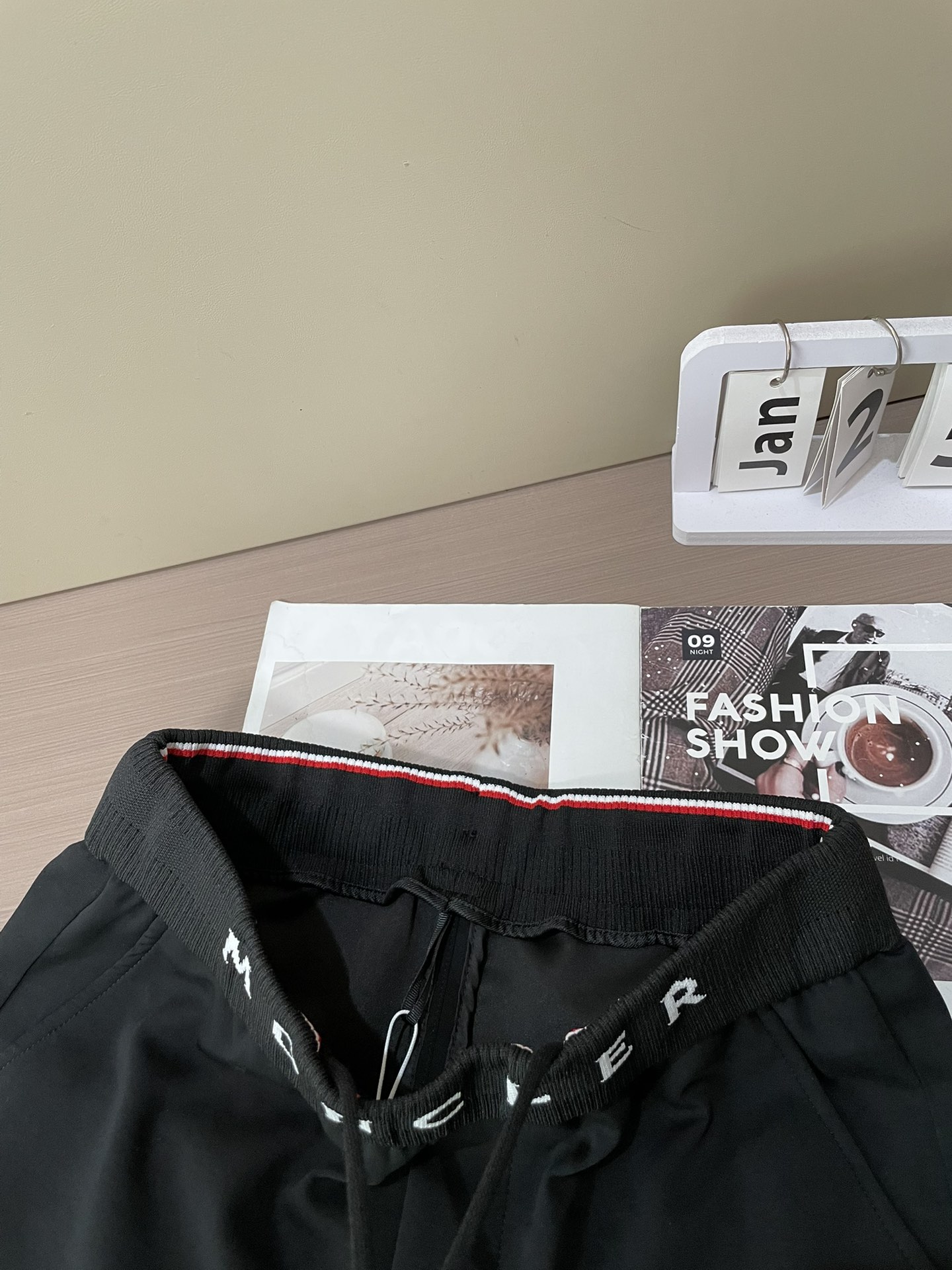 蒙口 2026最新系列男士休闲裤！采用客供弹力柔棉材质，柔软细腻，手感绝佳！品牌格调一览无余！极简主义设