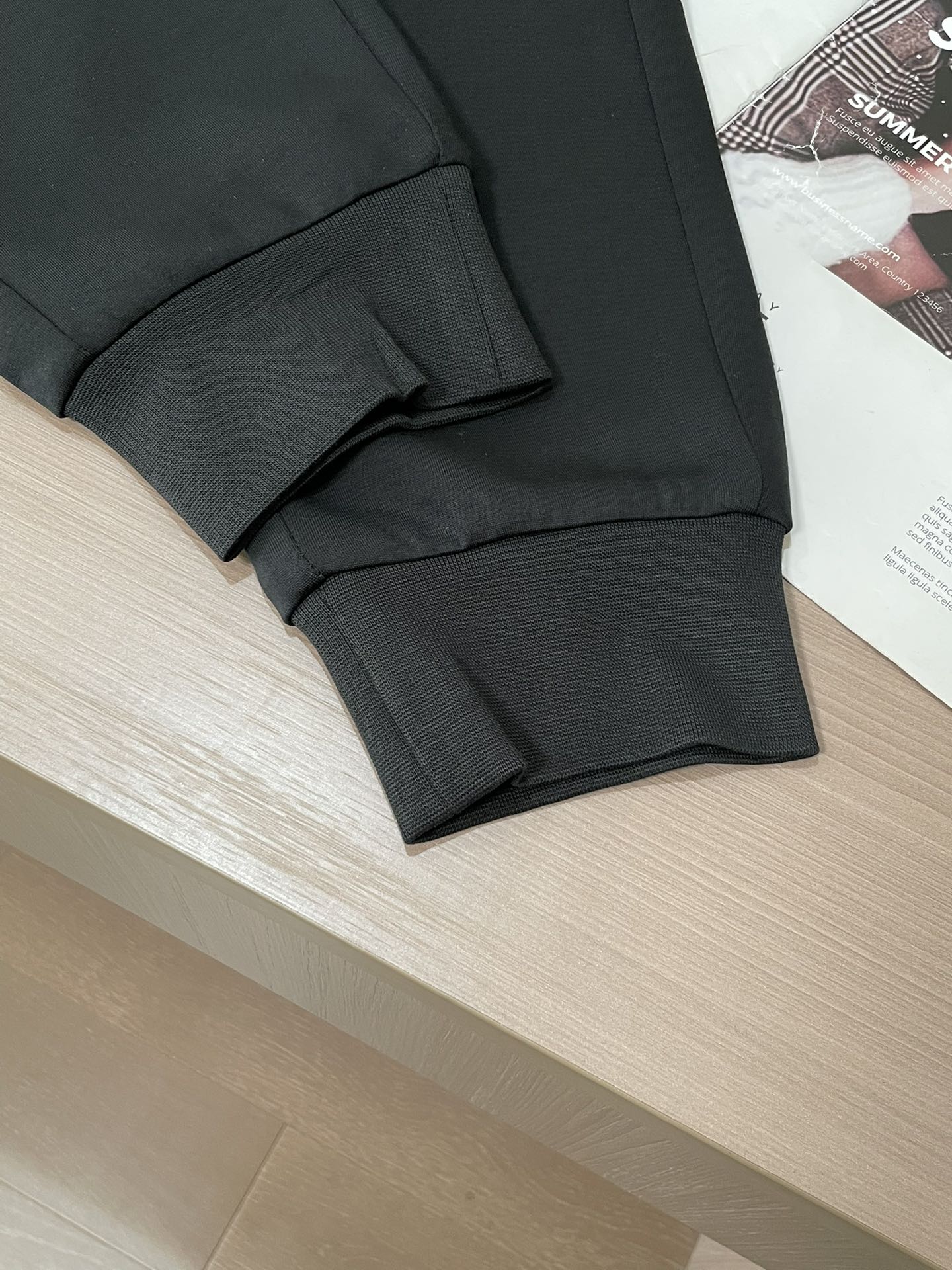 蒙口 2026最新系列男士休闲裤！采用客供弹力柔棉材质，柔软细腻，手感绝佳！品牌格调一览无余！极简主义设