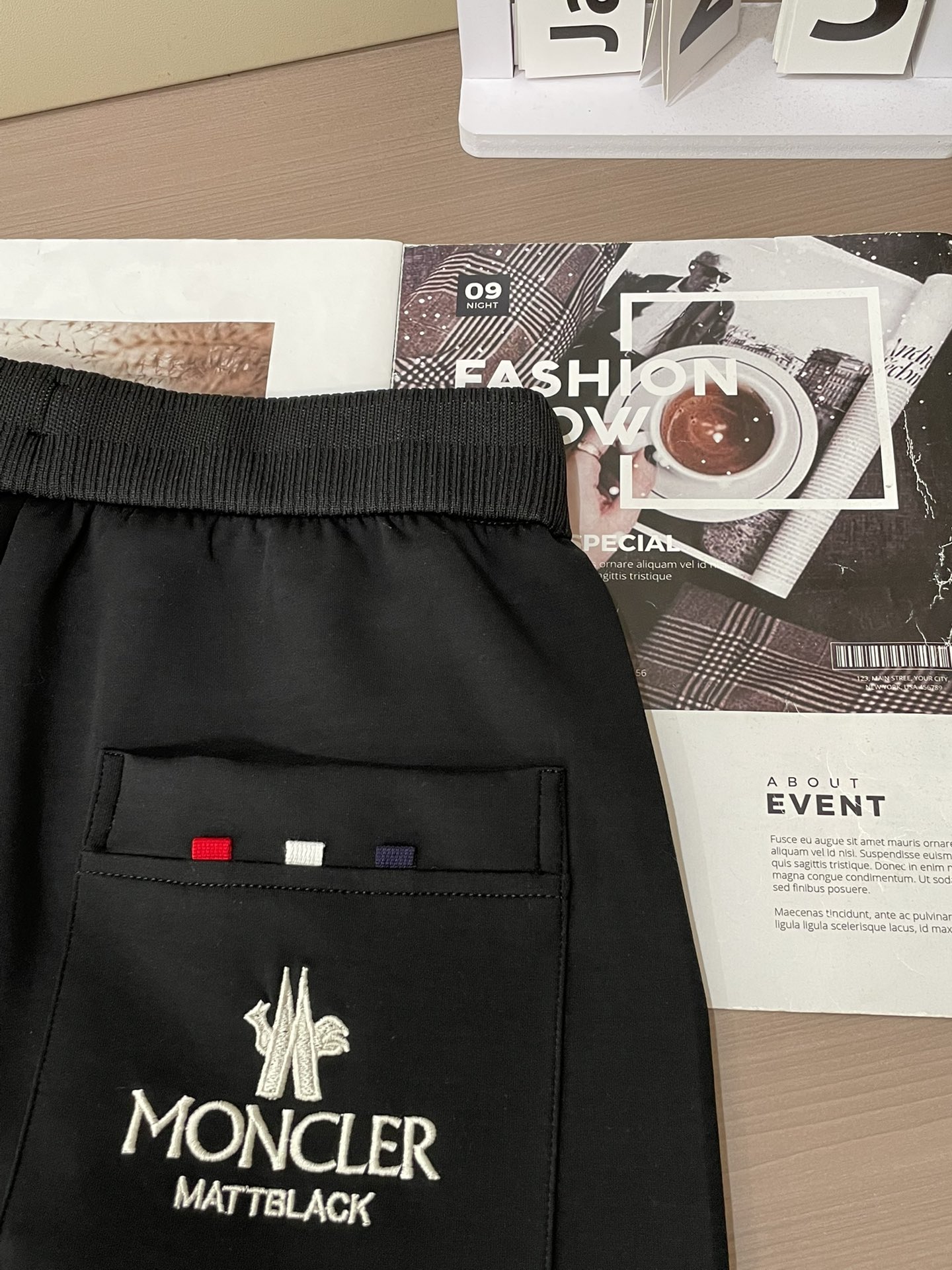 蒙口 2026最新系列男士休闲裤！采用客供弹力柔棉材质，柔软细腻，手感绝佳！品牌格调一览无余！极简主义设