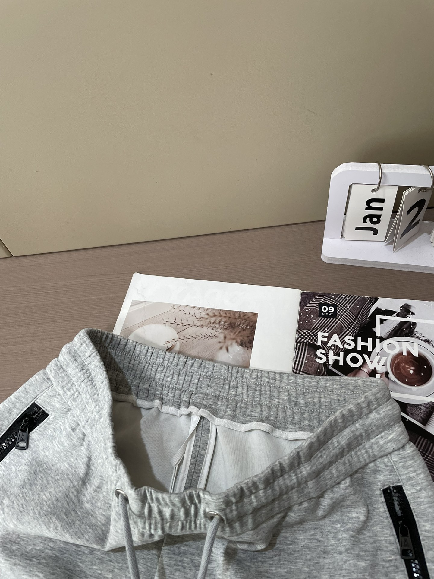 蒙口 2026最新系列男士休闲裤！采用客供弹力柔棉材质，柔软细腻，手感绝佳！品牌格调一览无余！极简主义设