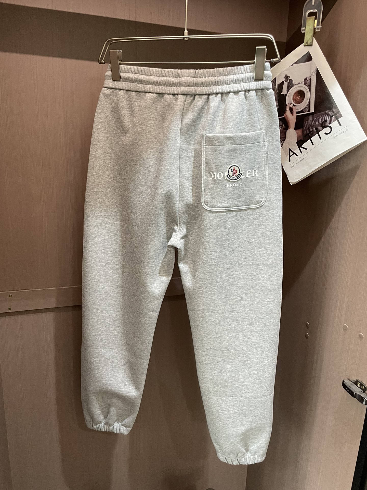 蒙口 2026最新系列男士休闲裤！采用客供弹力柔棉材质，柔软细腻，手感绝佳！品牌格调一览无余！极简主义设