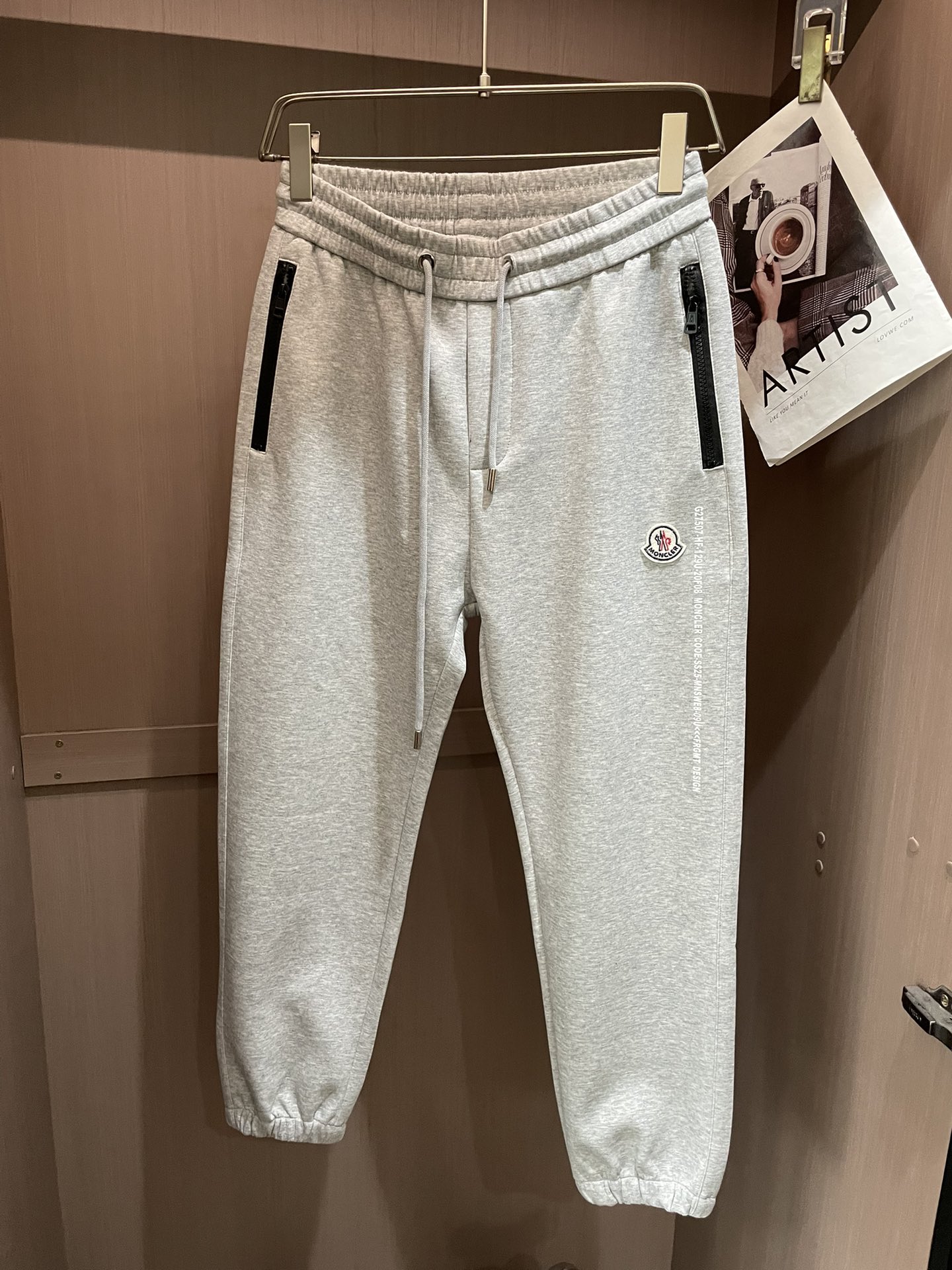 蒙口 2026最新系列男士休闲裤！采用客供弹力柔棉材质，柔软细腻，手感绝佳！品牌格调一览无余！极简主义设