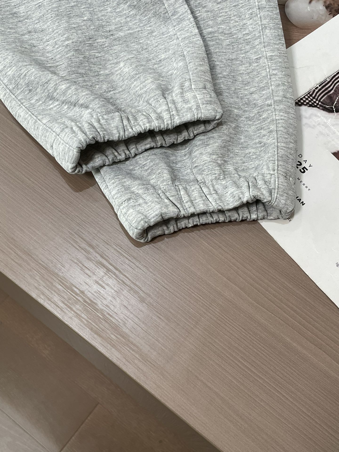 蒙口 2026最新系列男士休闲裤！采用客供弹力柔棉材质，柔软细腻，手感绝佳！品牌格调一览无余！极简主义设