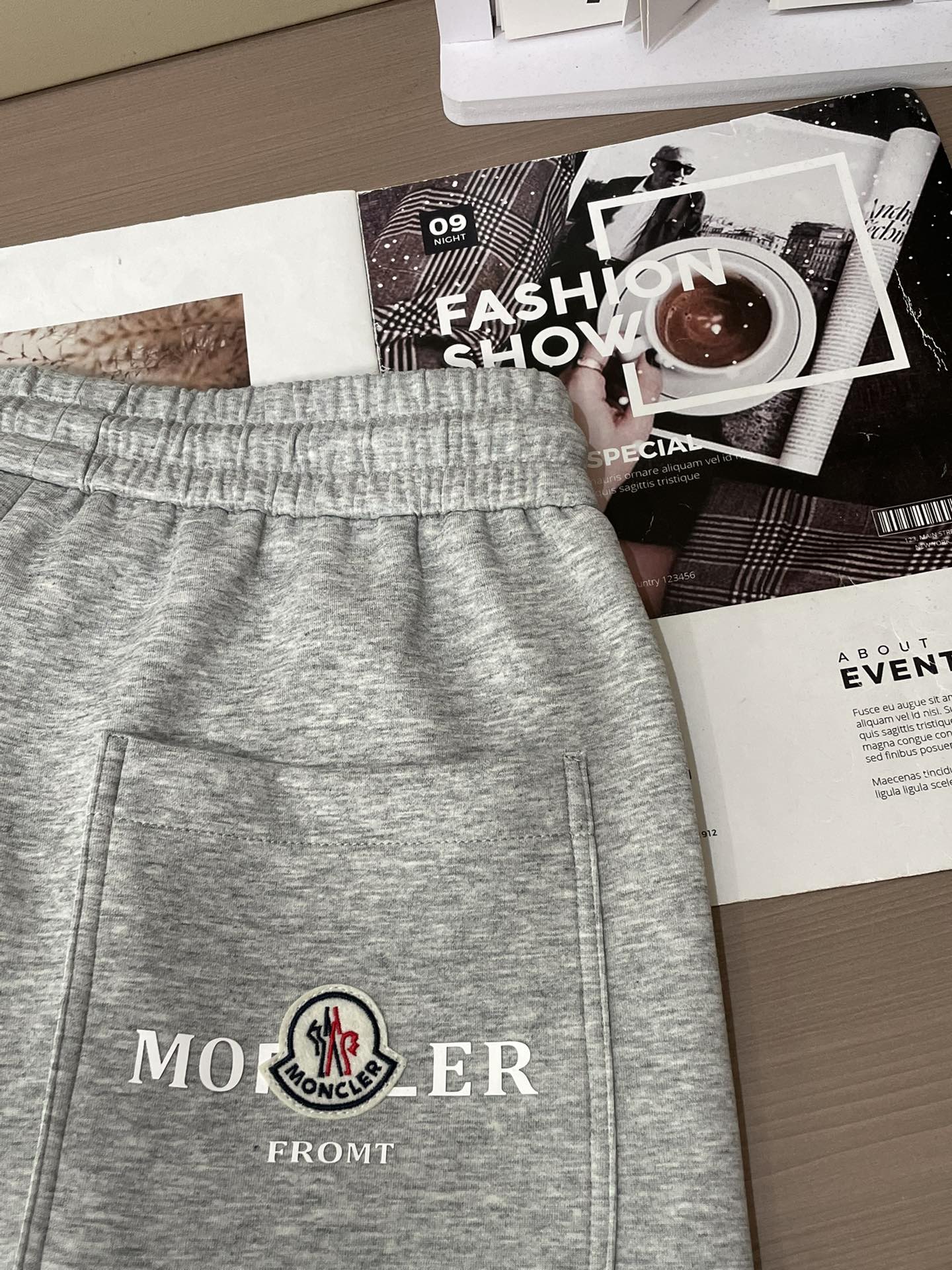 蒙口 2026最新系列男士休闲裤！采用客供弹力柔棉材质，柔软细腻，手感绝佳！品牌格调一览无余！极简主义设