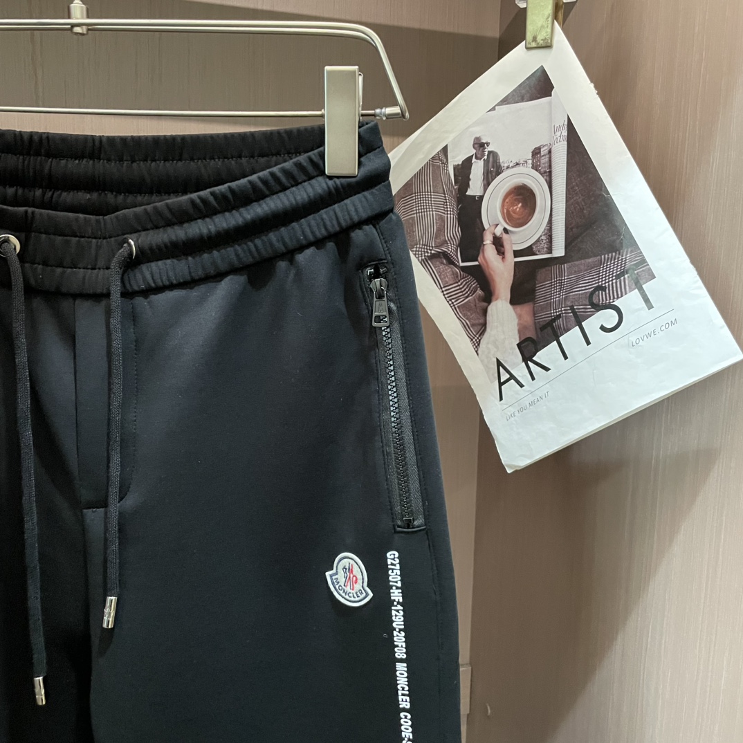 蒙口 2026最新系列男士休闲裤！采用客供弹力柔棉材质，柔软细腻，手感绝佳！品牌格调一览无余！极简主义设