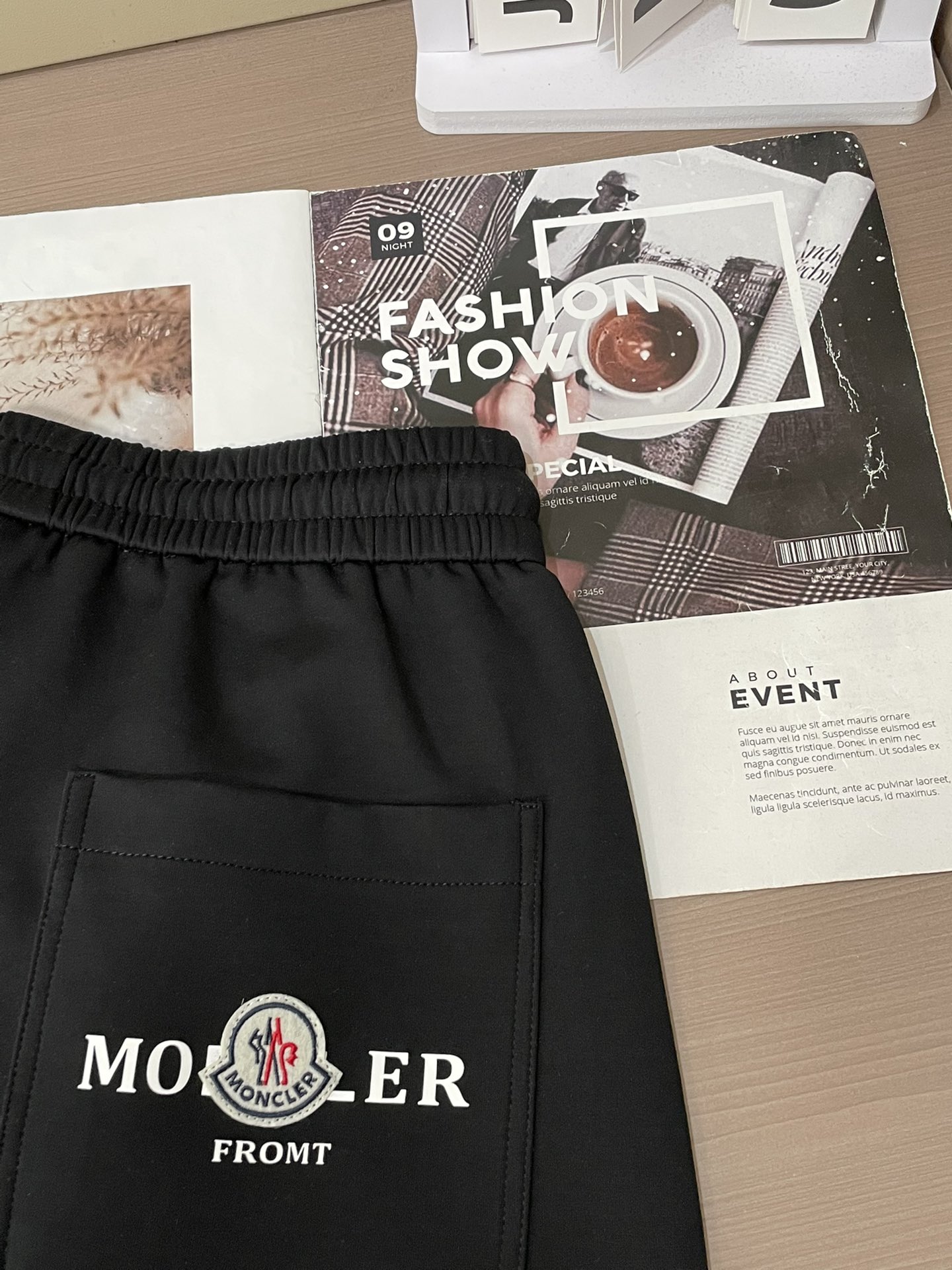 蒙口 2026最新系列男士休闲裤！采用客供弹力柔棉材质，柔软细腻，手感绝佳！品牌格调一览无余！极简主义设