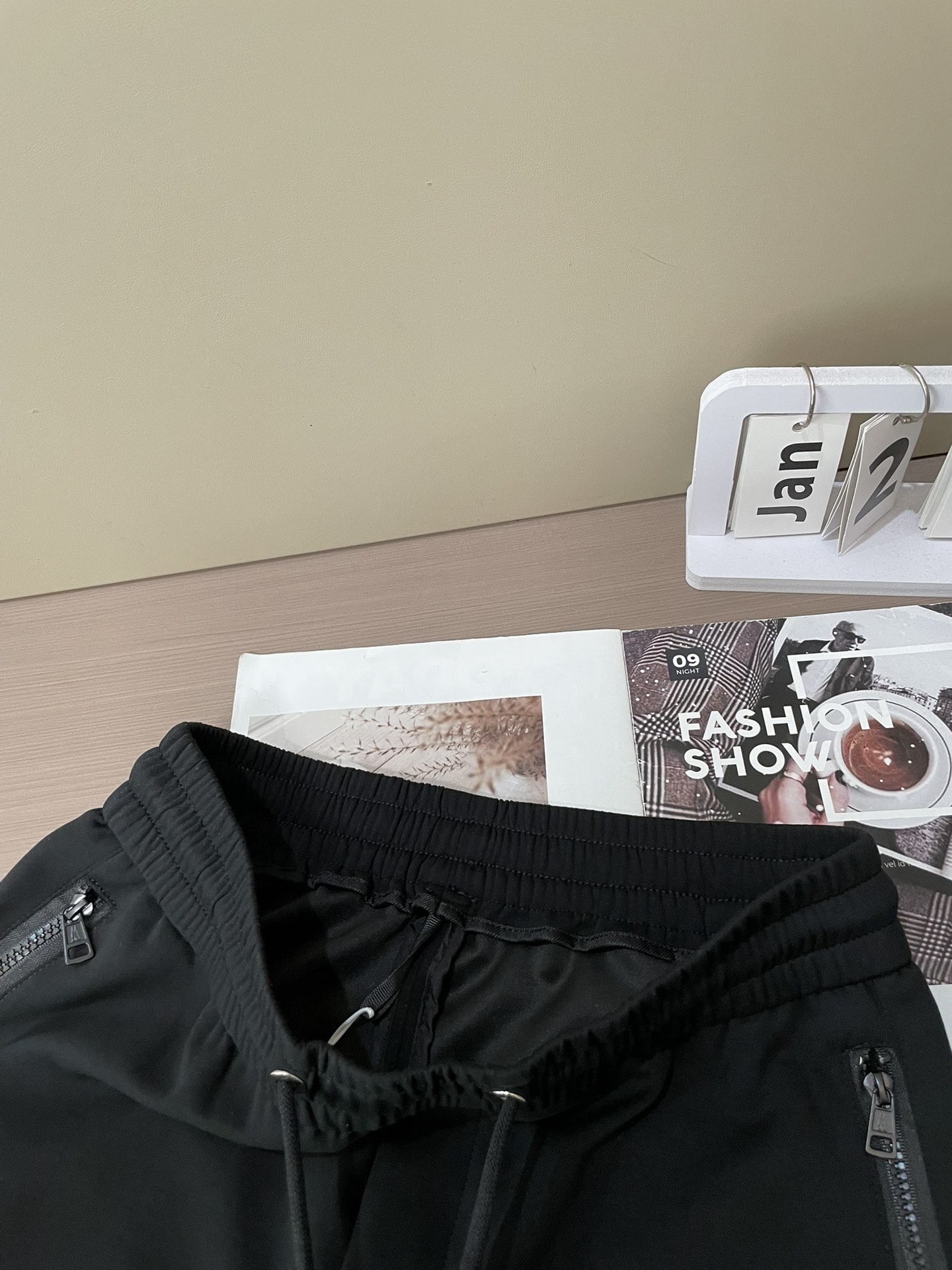 蒙口 2026最新系列男士休闲裤！采用客供弹力柔棉材质，柔软细腻，手感绝佳！品牌格调一览无余！极简主义设