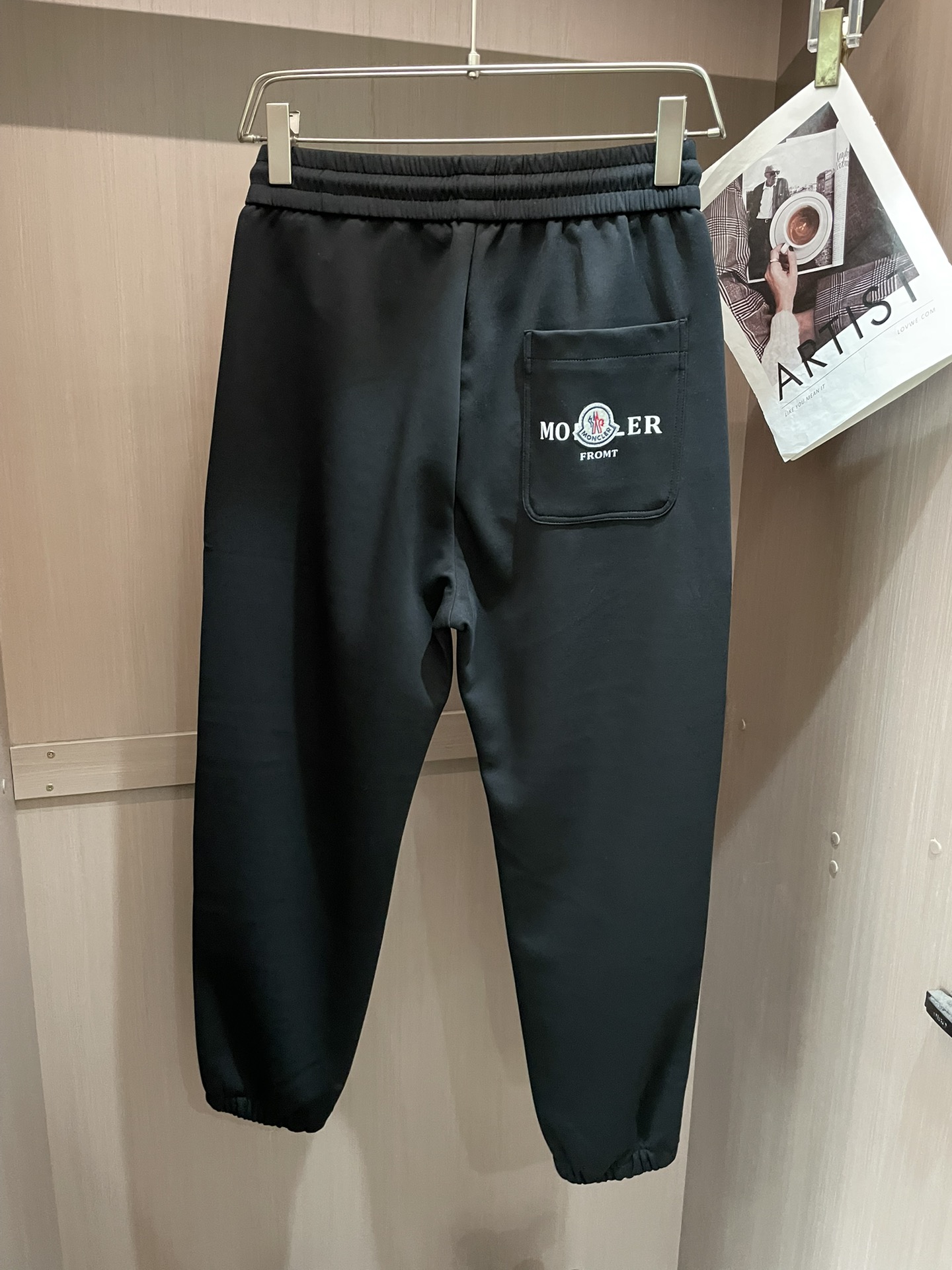 蒙口 2026最新系列男士休闲裤！采用客供弹力柔棉材质，柔软细腻，手感绝佳！品牌格调一览无余！极简主义设