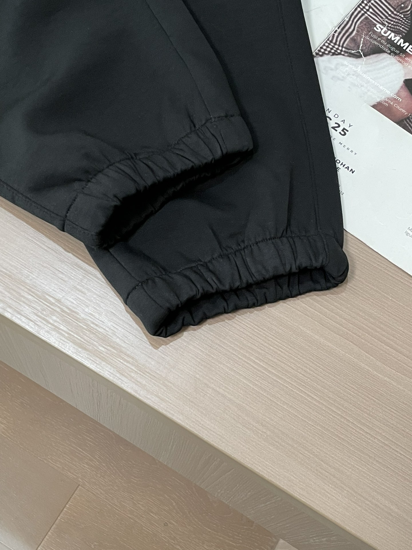 蒙口 2026最新系列男士休闲裤！采用客供弹力柔棉材质，柔软细腻，手感绝佳！品牌格调一览无余！极简主义设