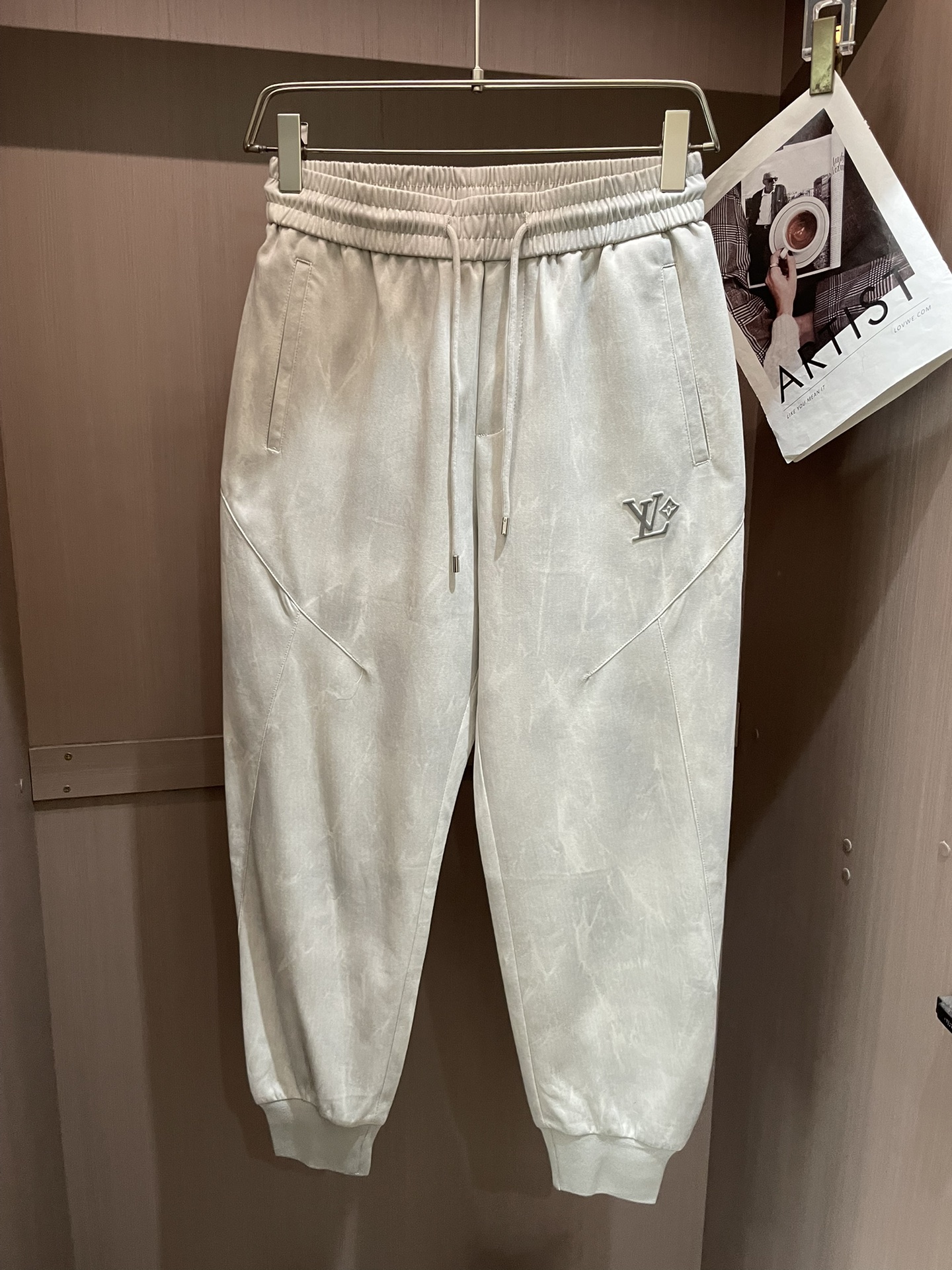 Lv 2026最新系列男士休闲裤！采用客供弹力柔棉材质，柔软细腻，手感绝佳！品牌格调一览无余！极简主义设