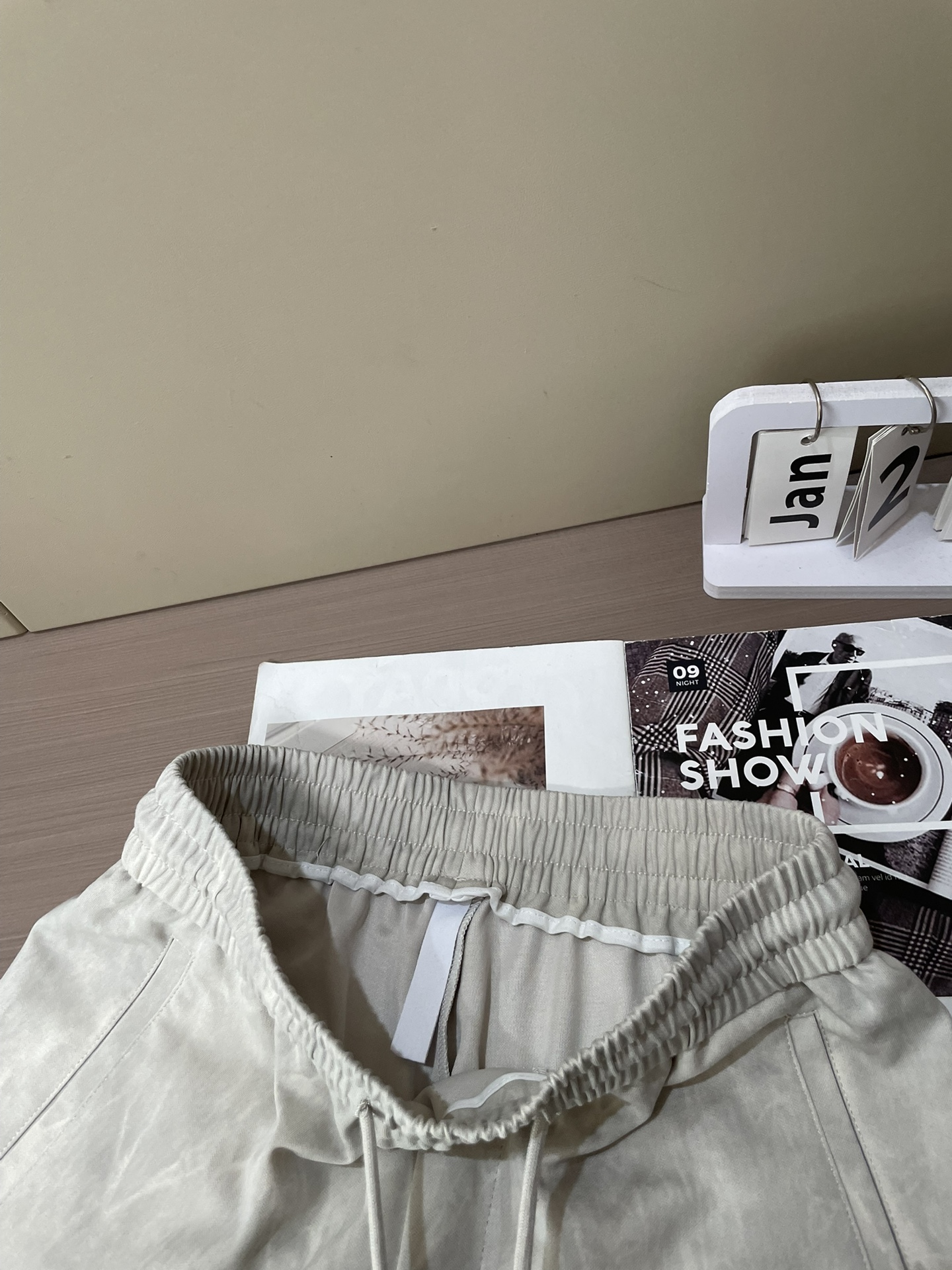 Lv 2026最新系列男士休闲裤！采用客供弹力柔棉材质，柔软细腻，手感绝佳！品牌格调一览无余！极简主义设