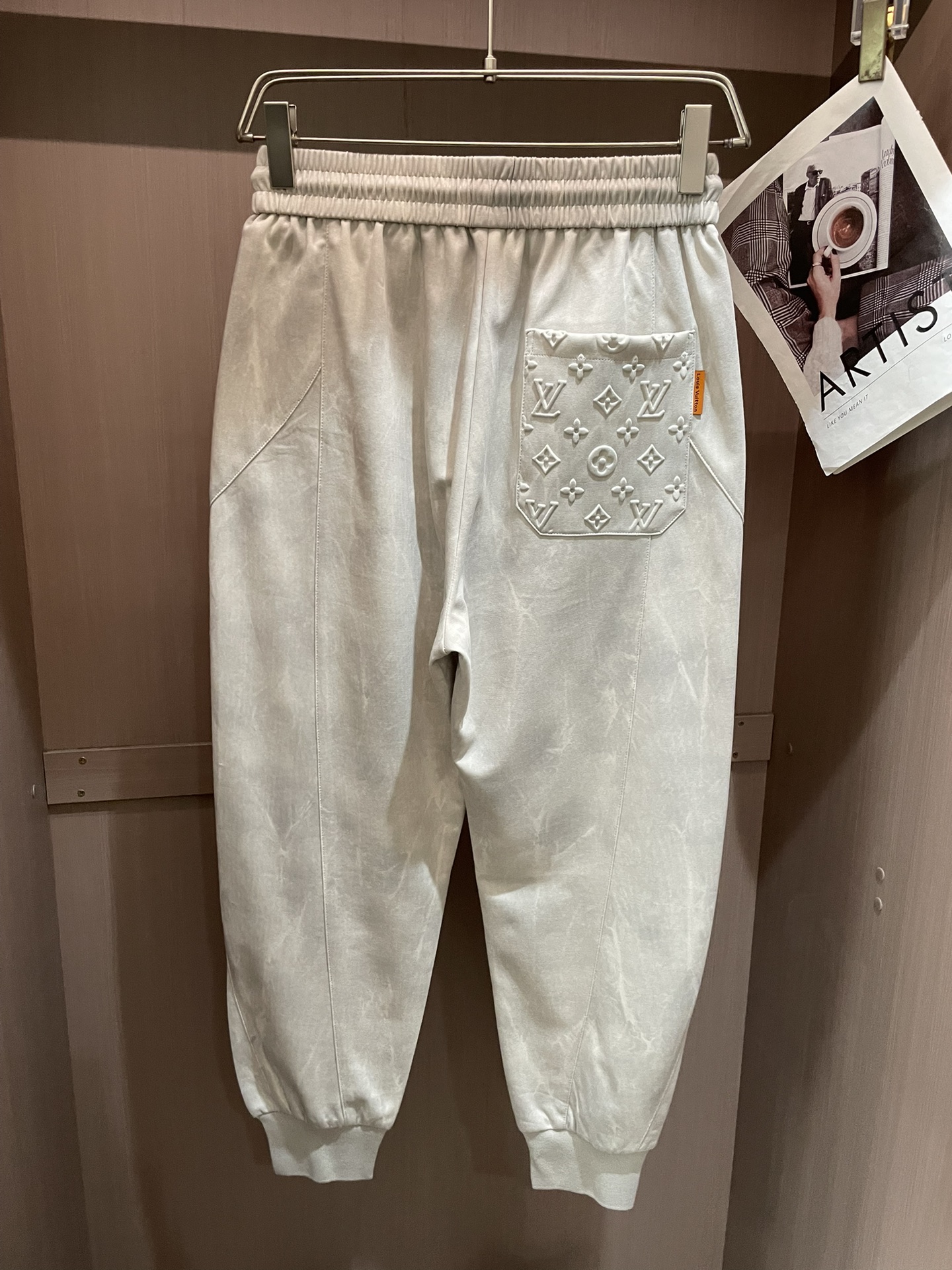 Lv 2026最新系列男士休闲裤！采用客供弹力柔棉材质，柔软细腻，手感绝佳！品牌格调一览无余！极简主义设