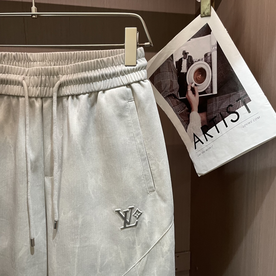 Lv 2026最新系列男士休闲裤！采用客供弹力柔棉材质，柔软细腻，手感绝佳！品牌格调一览无余！极简主义设