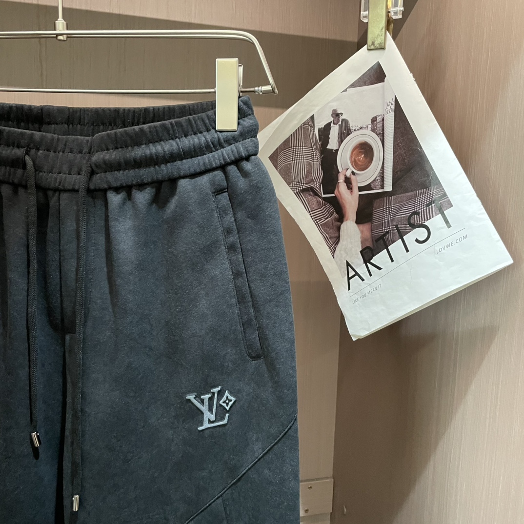 Lv 2026最新系列男士休闲裤！采用客供弹力柔棉材质，柔软细腻，手感绝佳！品牌格调一览无余！极简主义设