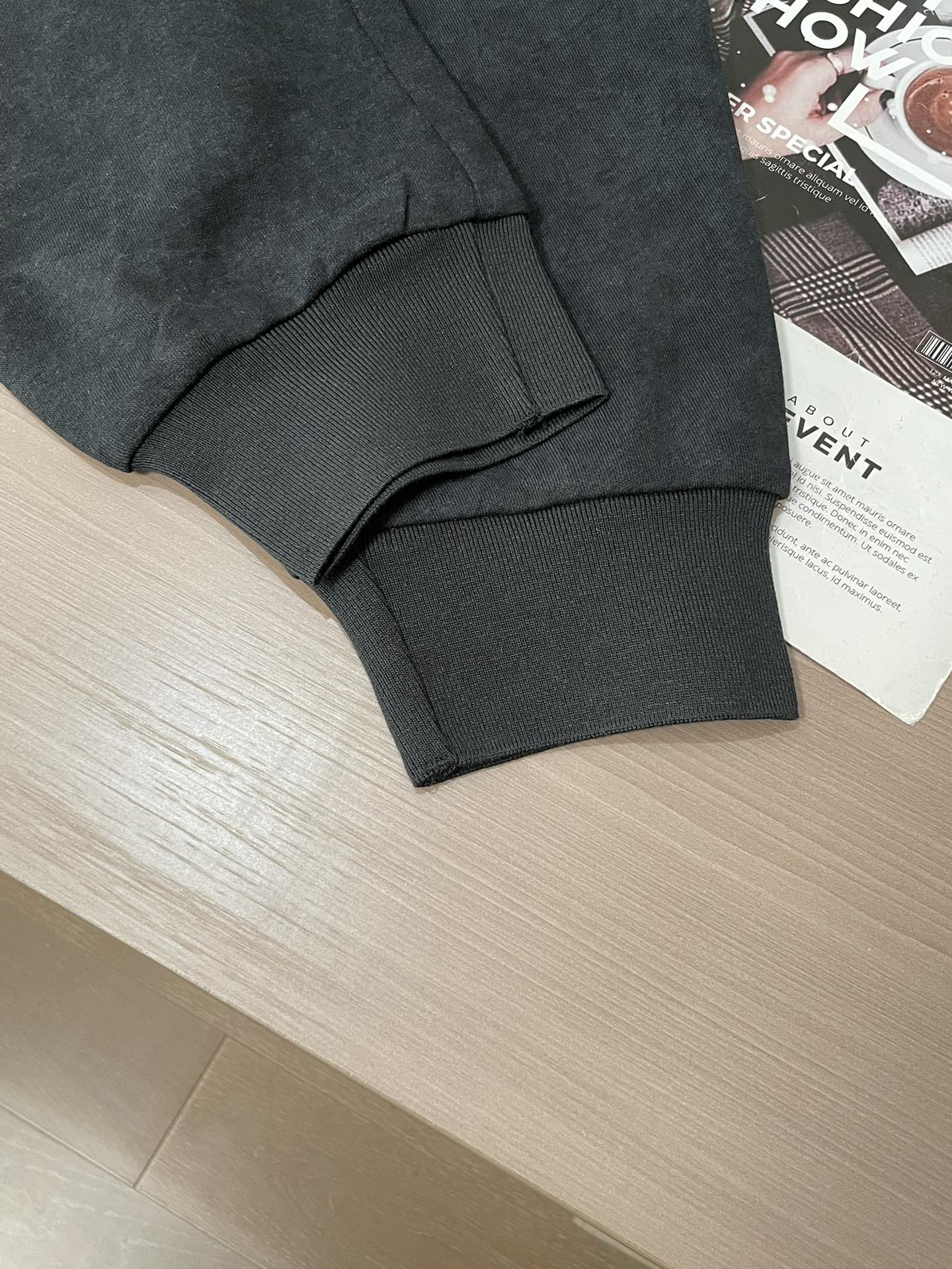 Lv 2026最新系列男士休闲裤！采用客供弹力柔棉材质，柔软细腻，手感绝佳！品牌格调一览无余！极简主义设