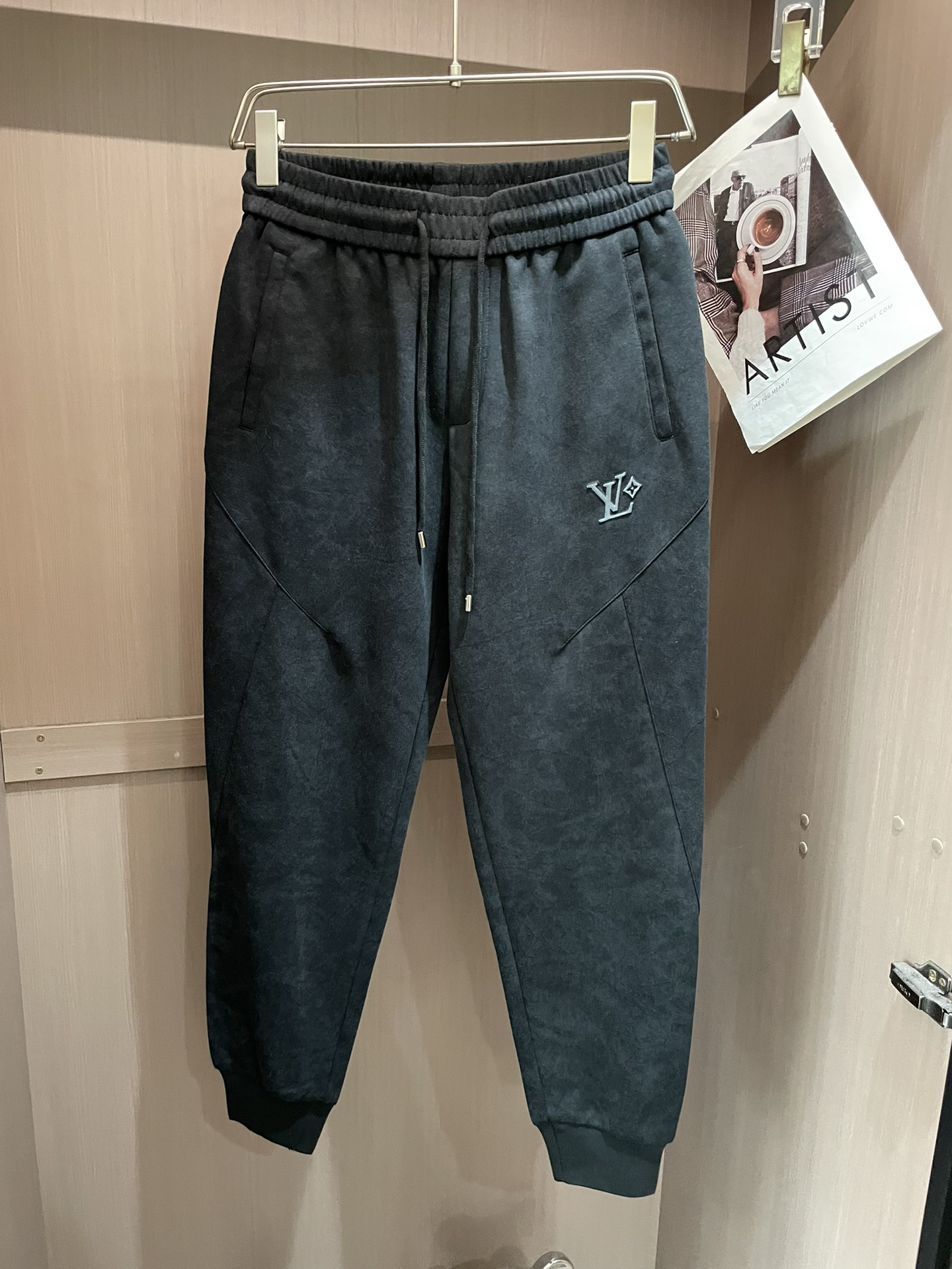 Lv 2026最新系列男士休闲裤！采用客供弹力柔棉材质，柔软细腻，手感绝佳！品牌格调一览无余！极简主义设