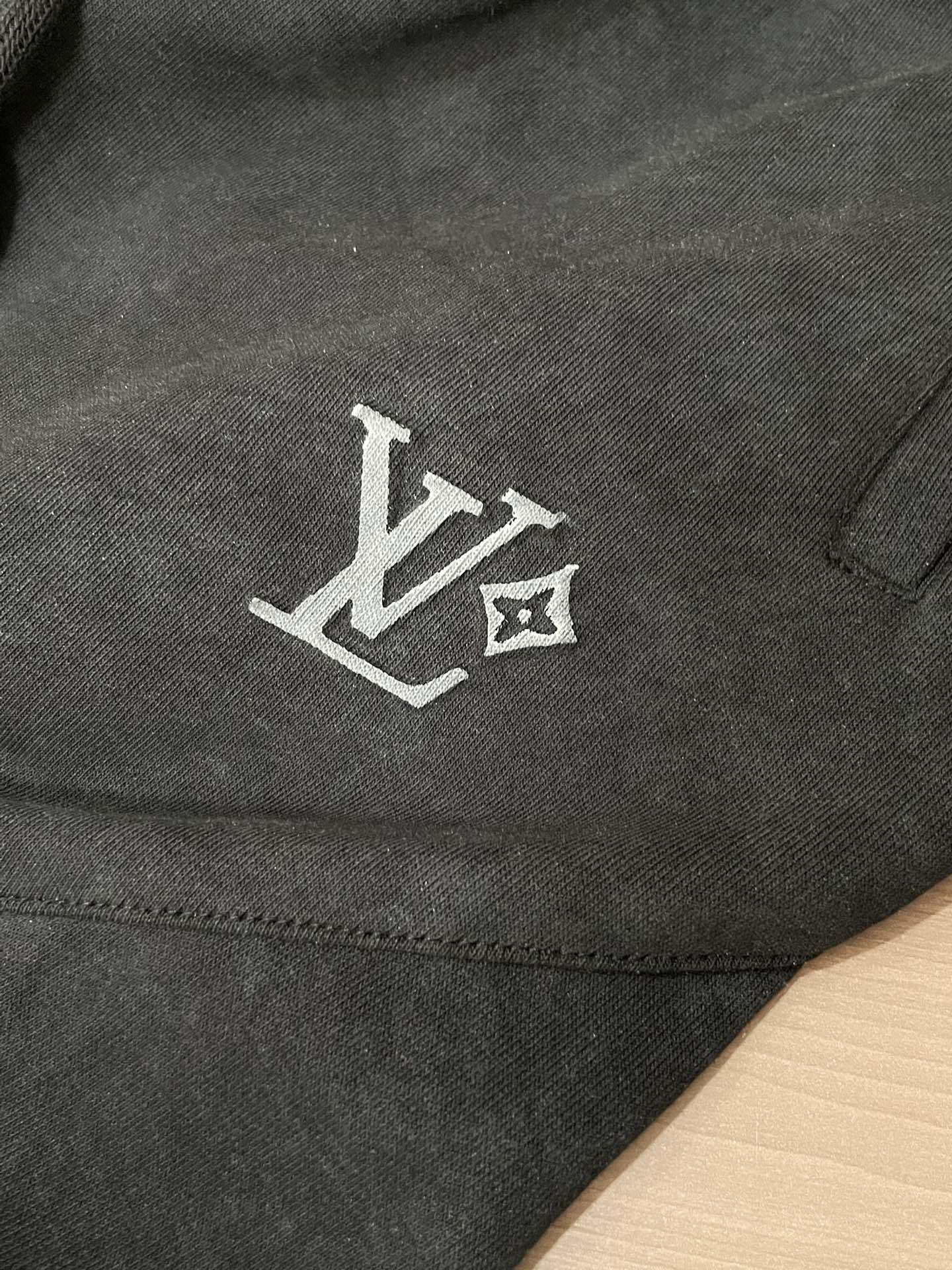 Lv 2026最新系列男士休闲裤！采用客供弹力柔棉材质，柔软细腻，手感绝佳！品牌格调一览无余！极简主义设