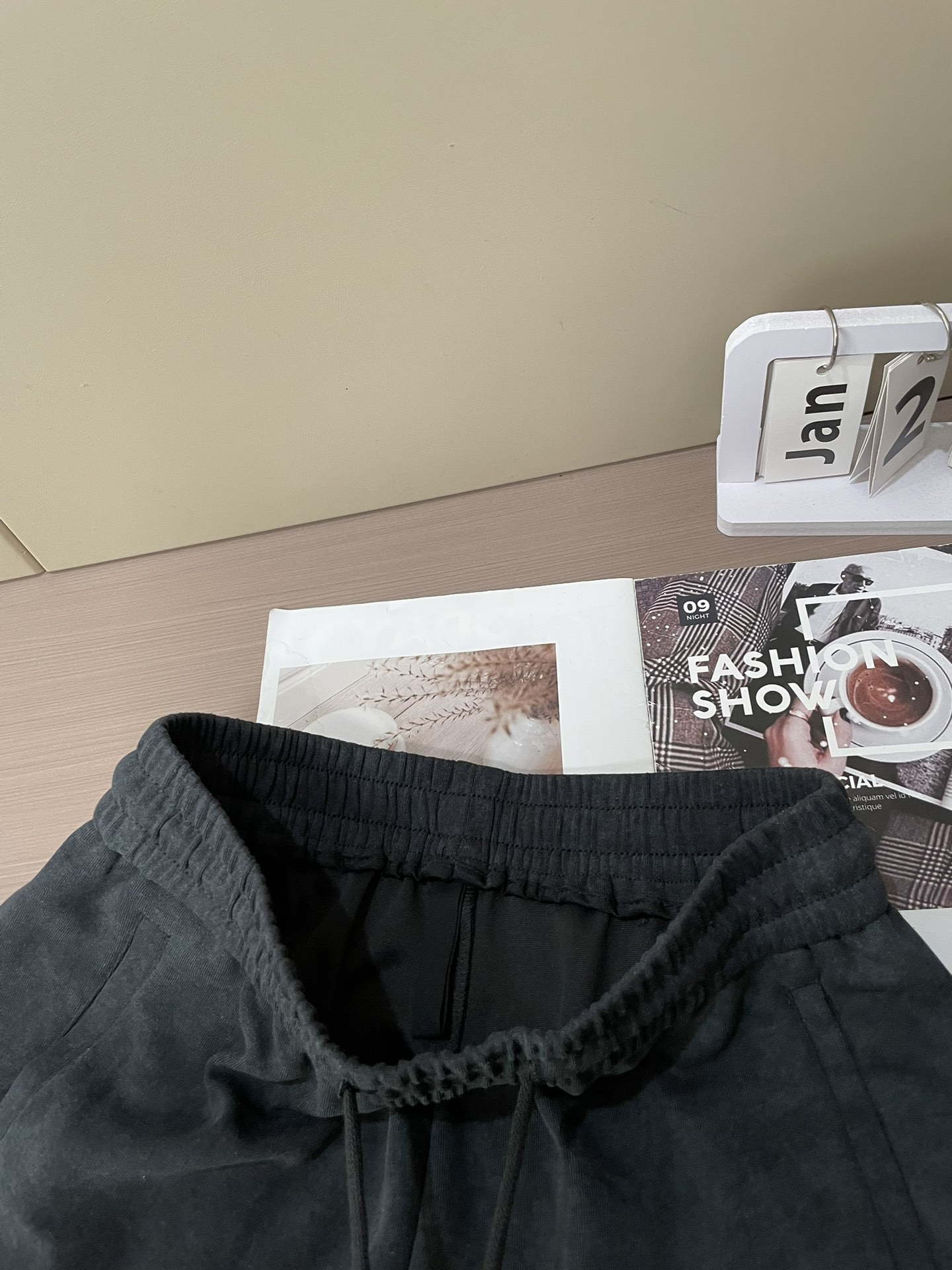 Lv 2026最新系列男士休闲裤！采用客供弹力柔棉材质，柔软细腻，手感绝佳！品牌格调一览无余！极简主义设