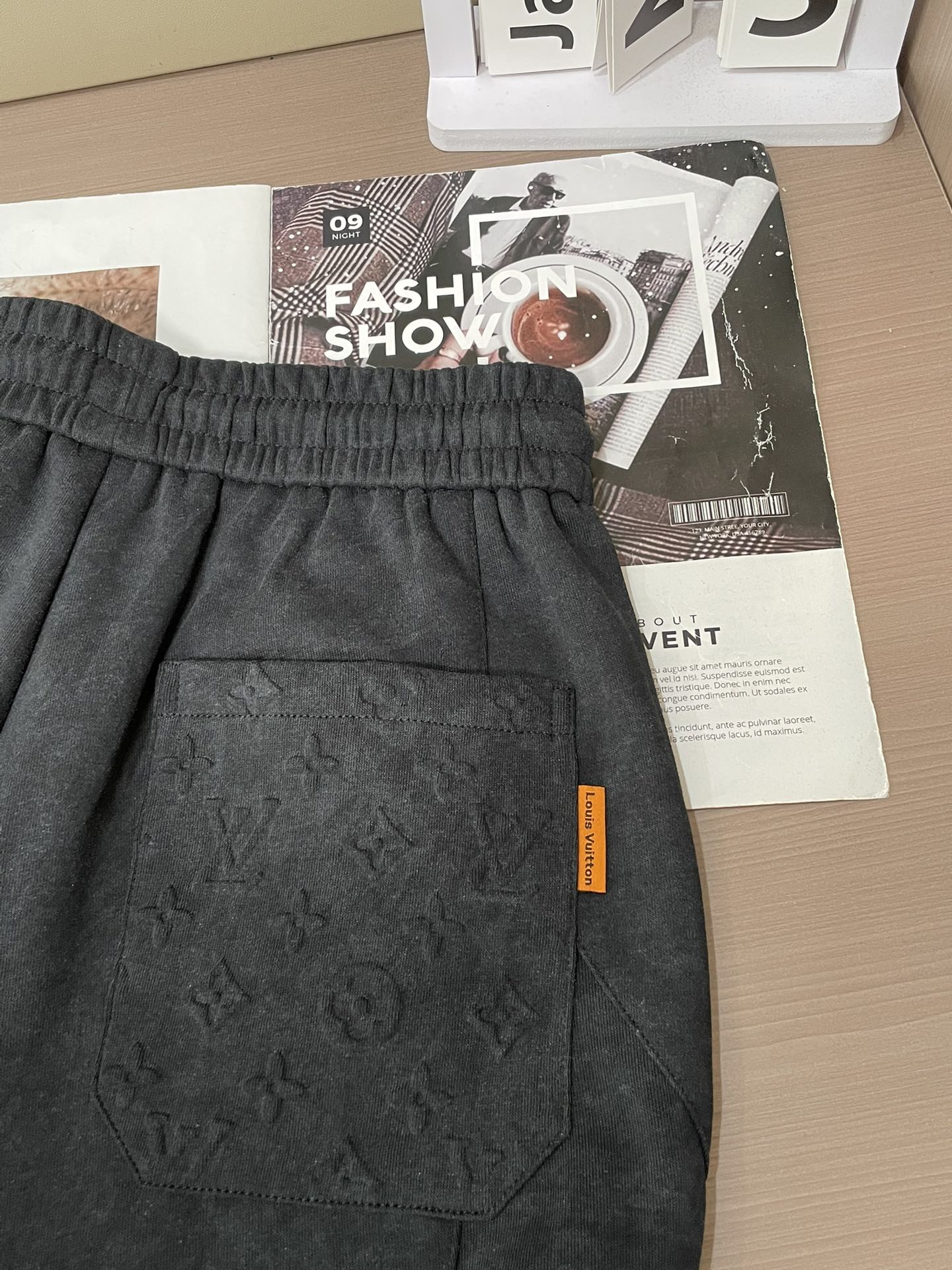 Lv 2026最新系列男士休闲裤！采用客供弹力柔棉材质，柔软细腻，手感绝佳！品牌格调一览无余！极简主义设