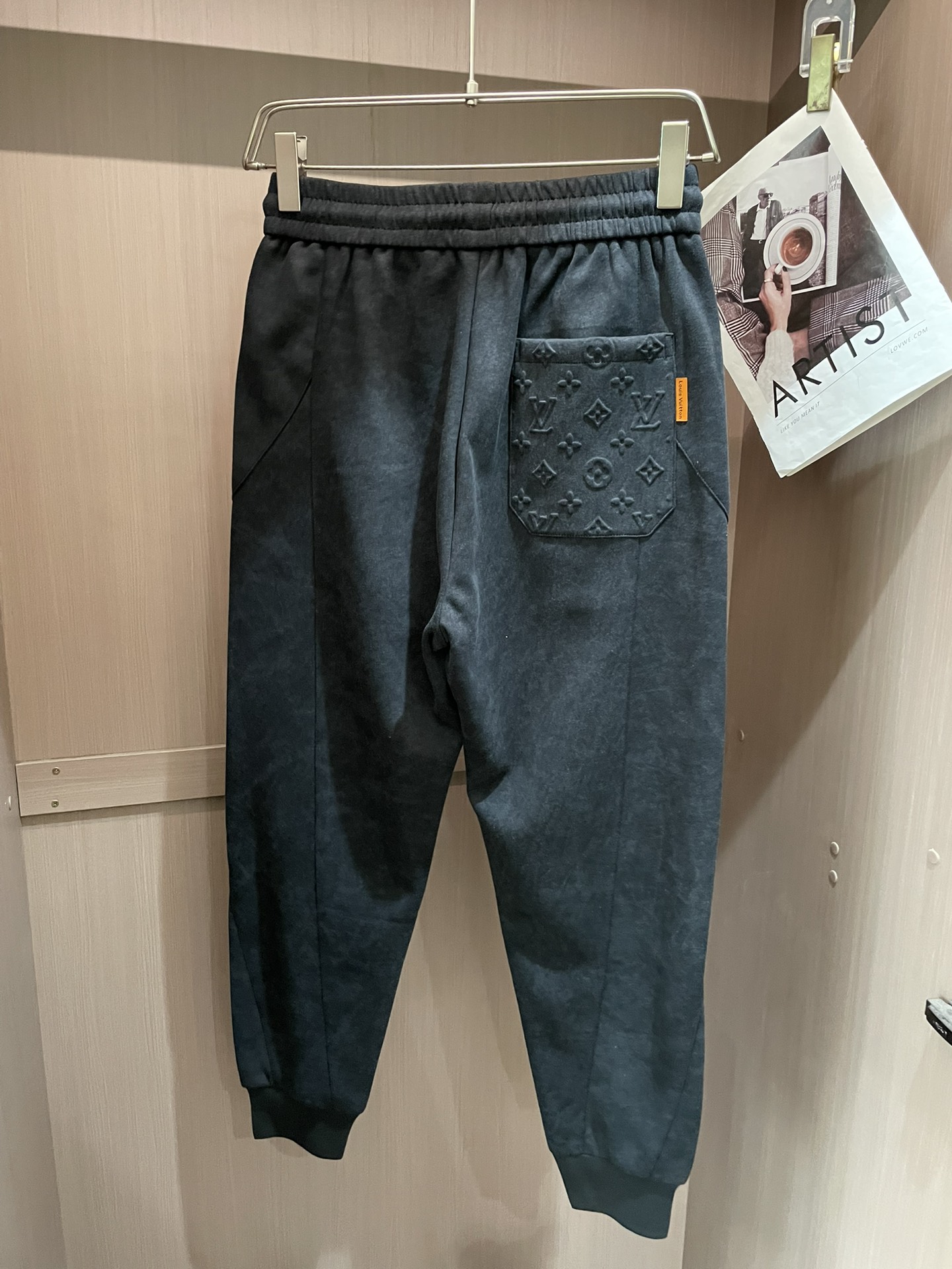 Lv 2026最新系列男士休闲裤！采用客供弹力柔棉材质，柔软细腻，手感绝佳！品牌格调一览无余！极简主义设