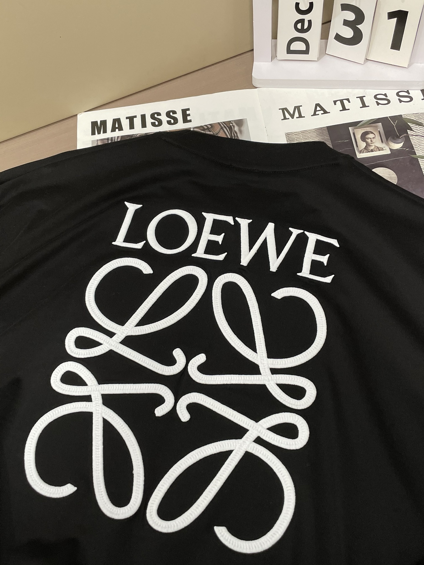 Loewe 2026春夏新款首发专柜最新款短袖圆领T恤 高端订制 设计前卫时尚！品牌logo重工艺设计 