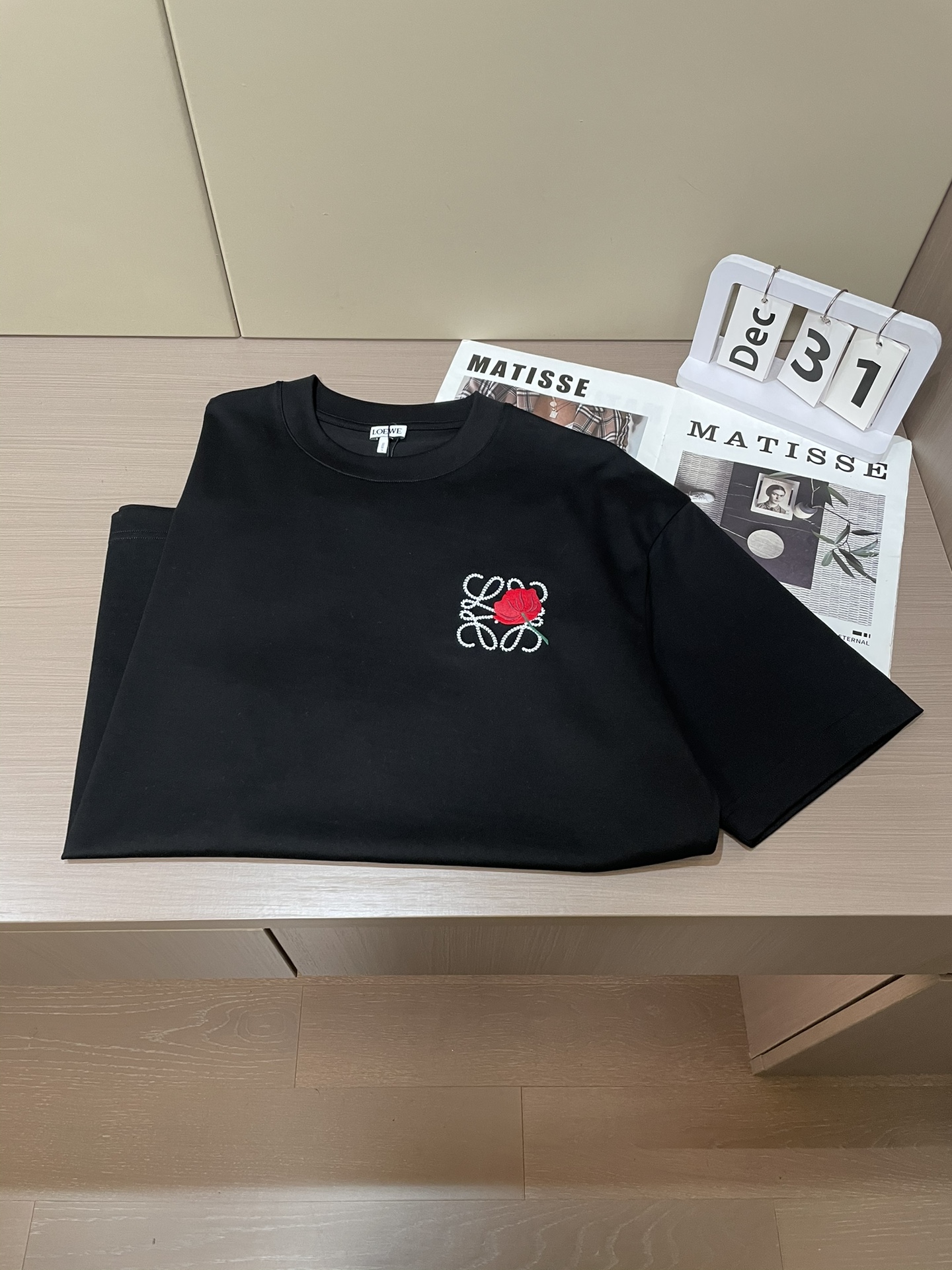 Loewe 2026春夏新款首发专柜最新款短袖圆领T恤 高端订制 设计前卫时尚！品牌logo重工艺设计 