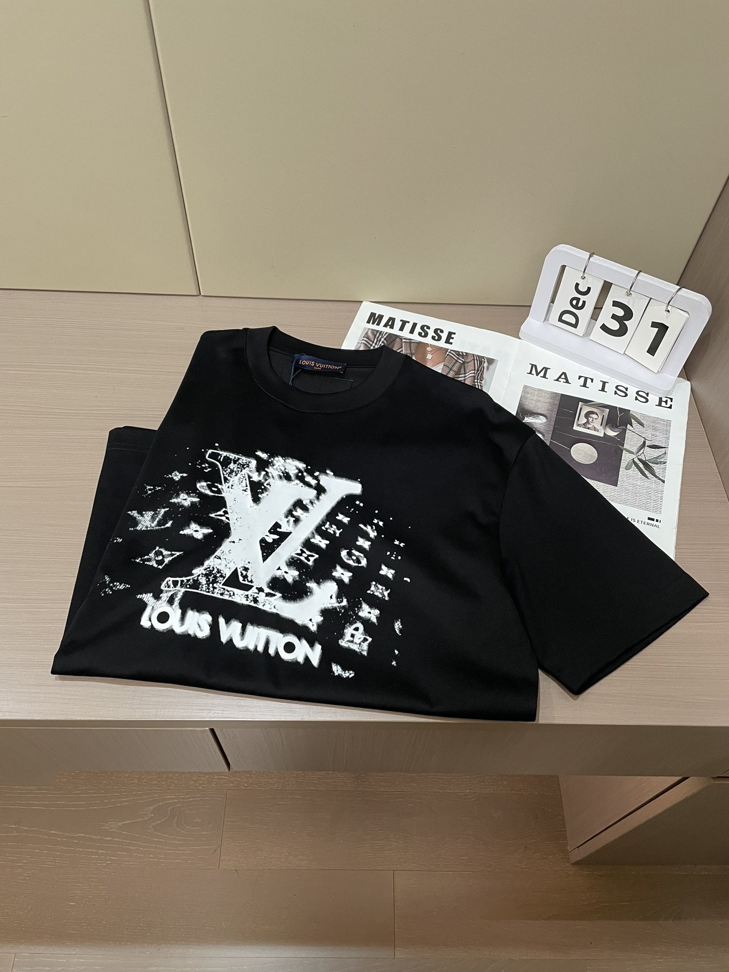 Lv 2026春夏新款首发专柜最新款短袖圆领T恤 高端订制 设计前卫时尚！品牌logo重工艺设计 高端定