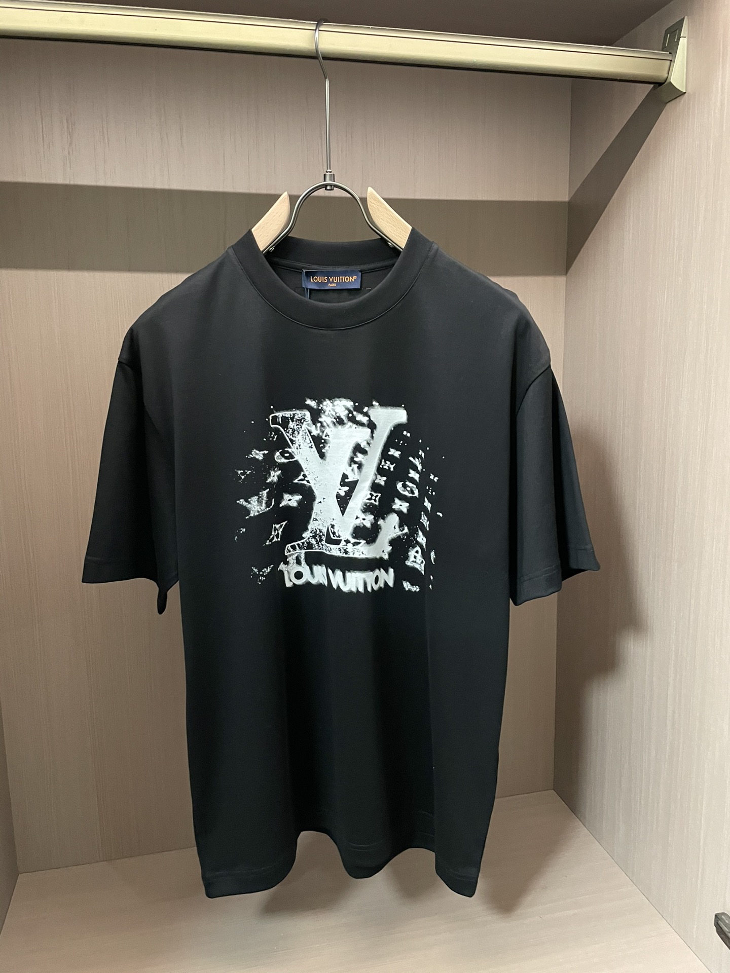 Lv 2026春夏新款首发专柜最新款短袖圆领T恤 高端订制 设计前卫时尚！品牌logo重工艺设计 高端定