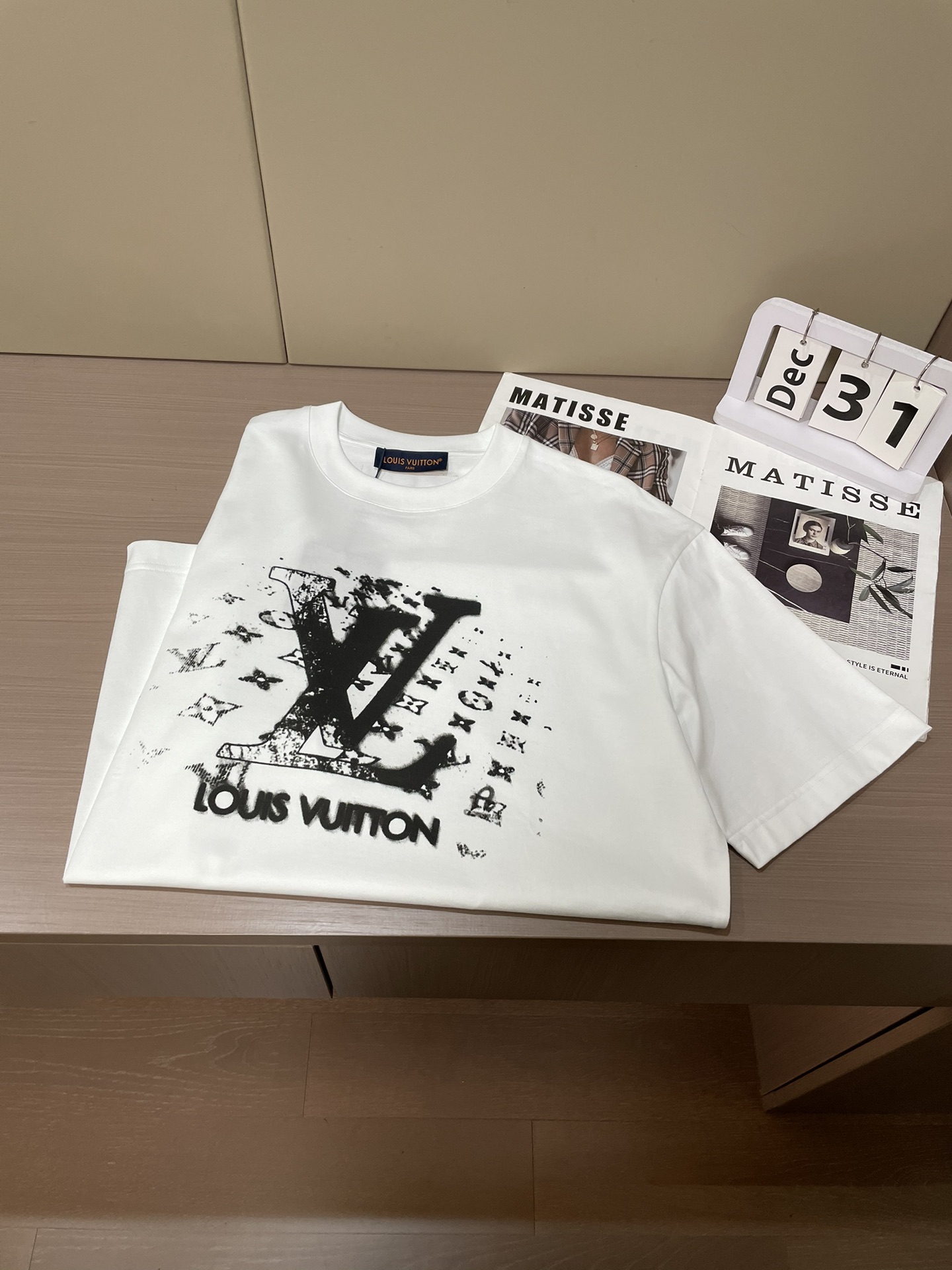 Lv 2026春夏新款首发专柜最新款短袖圆领T恤 高端订制 设计前卫时尚！品牌logo重工艺设计 高端定