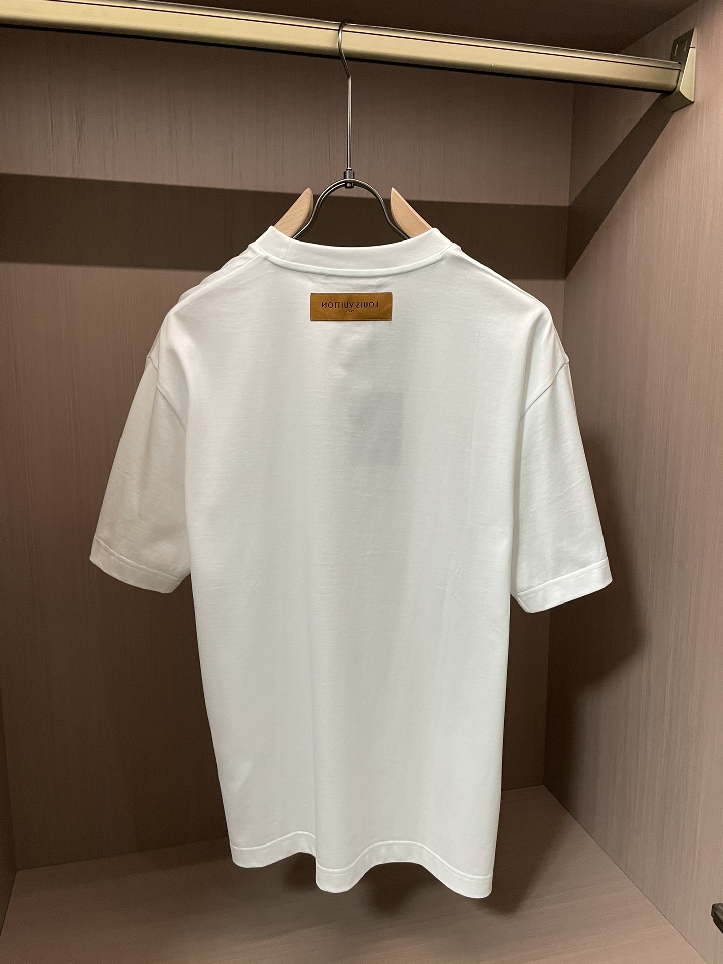 Lv 2026春夏新款首发专柜最新款短袖圆领T恤 高端订制 设计前卫时尚！品牌logo重工艺设计 高端定