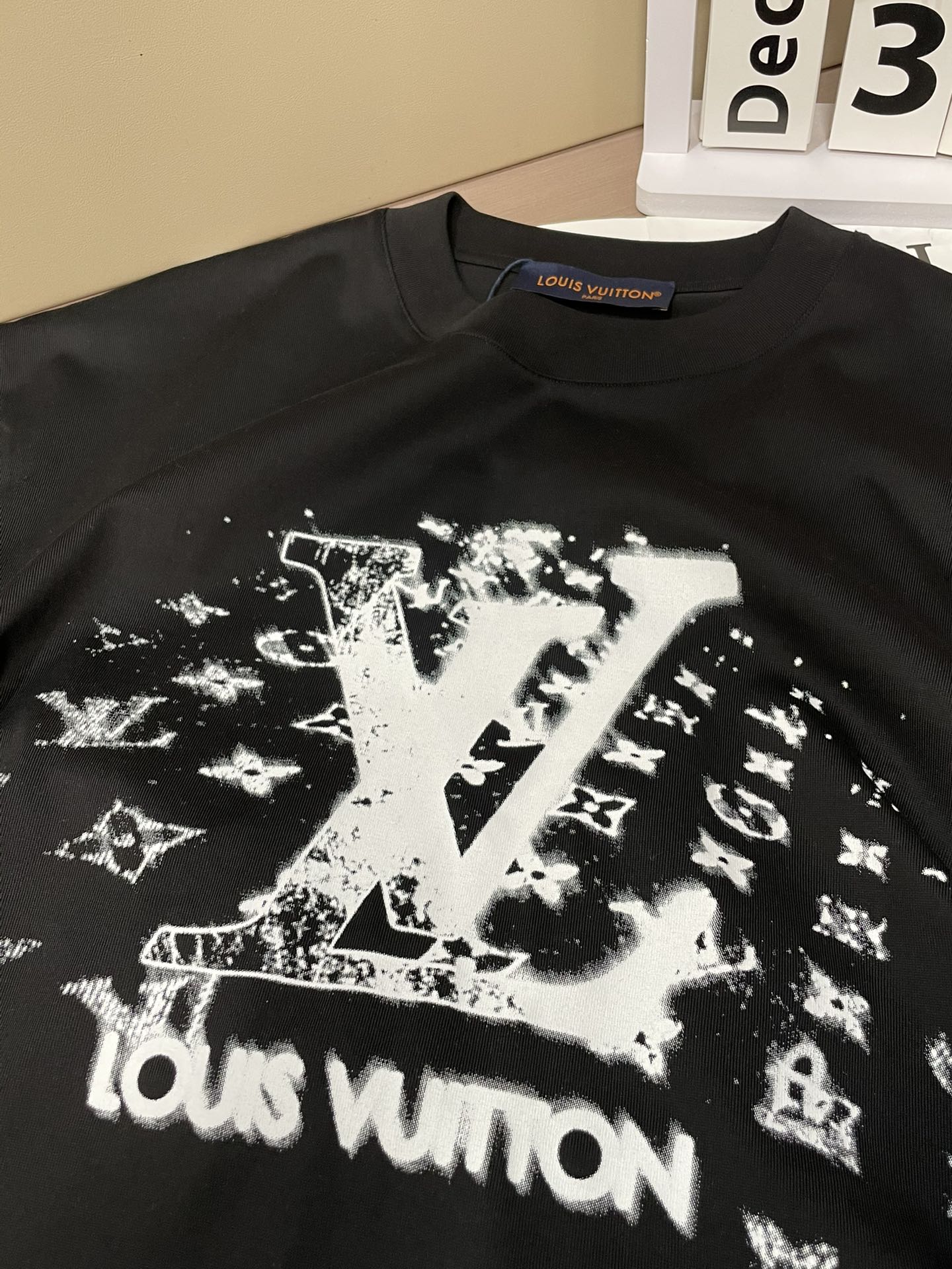 Lv 2026春夏新款首发专柜最新款短袖圆领T恤 高端订制 设计前卫时尚！品牌logo重工艺设计 高端定