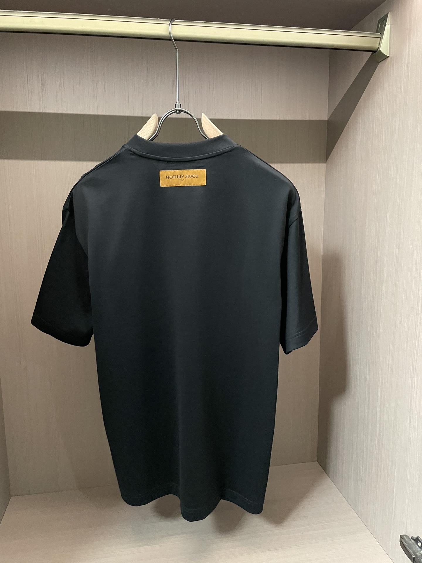 Lv 2026春夏新款首发专柜最新款短袖圆领T恤 高端订制 设计前卫时尚！品牌logo重工艺设计 高端定