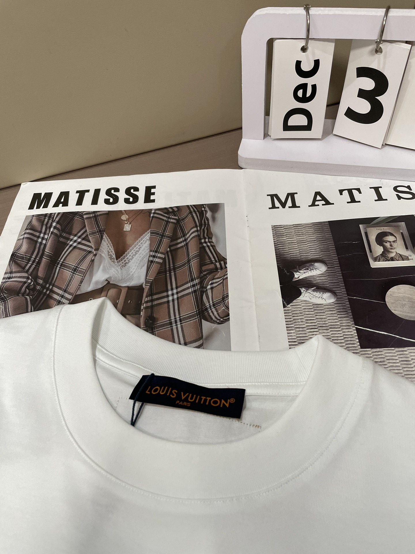 Lv 2026春夏新款首发专柜最新款短袖圆领T恤 高端订制 设计前卫时尚！品牌logo重工艺设计 高端定