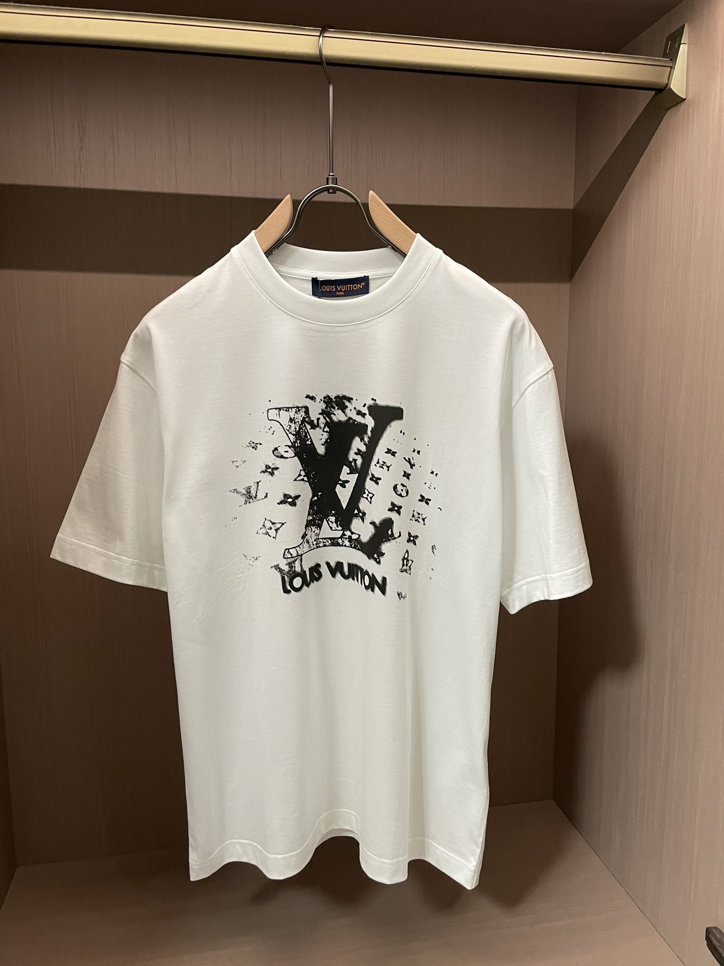 Lv 2026春夏新款首发专柜最新款短袖圆领T恤 高端订制 设计前卫时尚！品牌logo重工艺设计 高端定