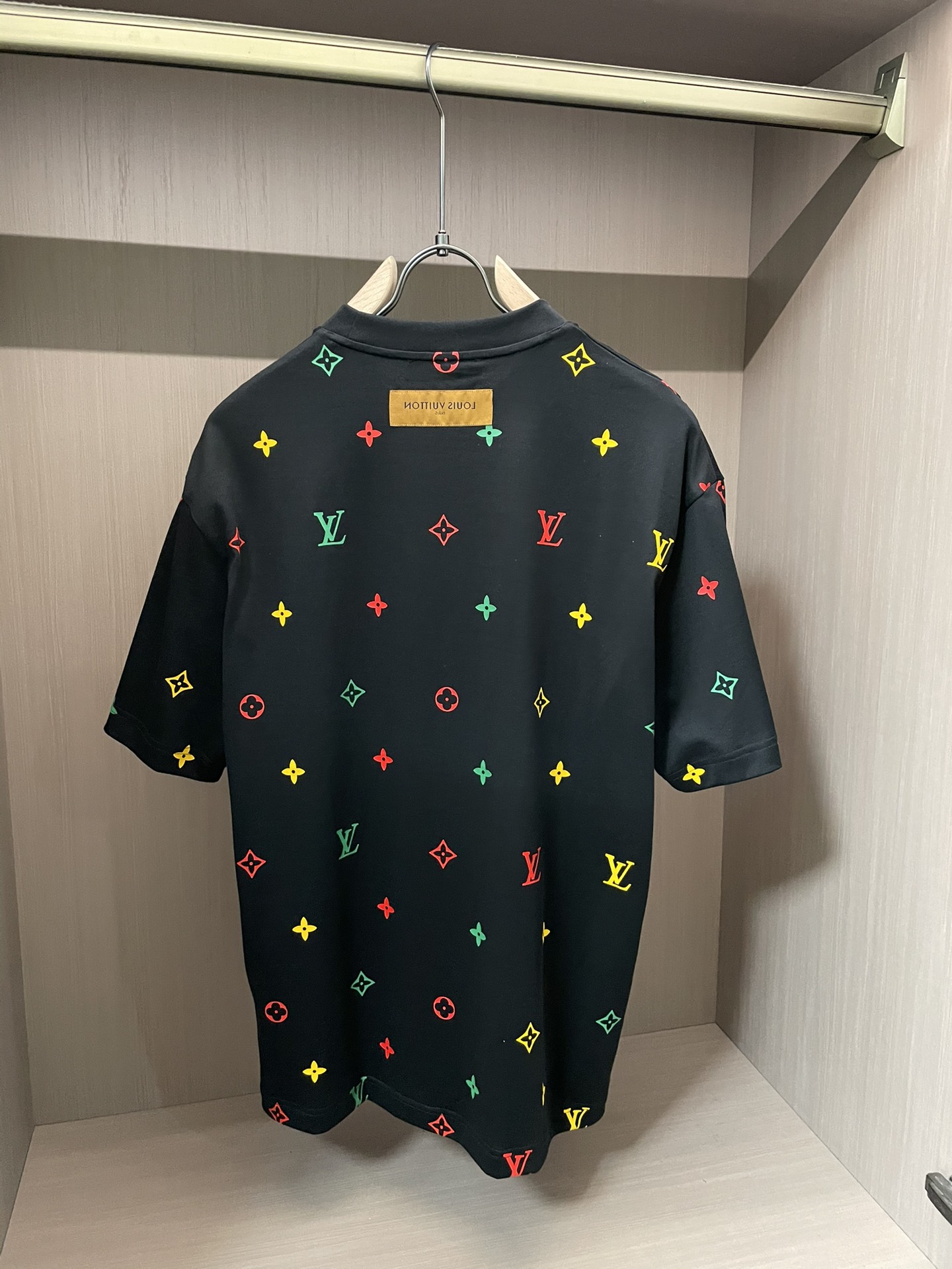 Lv 2026春夏新款首发专柜最新款短袖圆领T恤 高端订制 设计前卫时尚！品牌logo重工艺设计 高端定