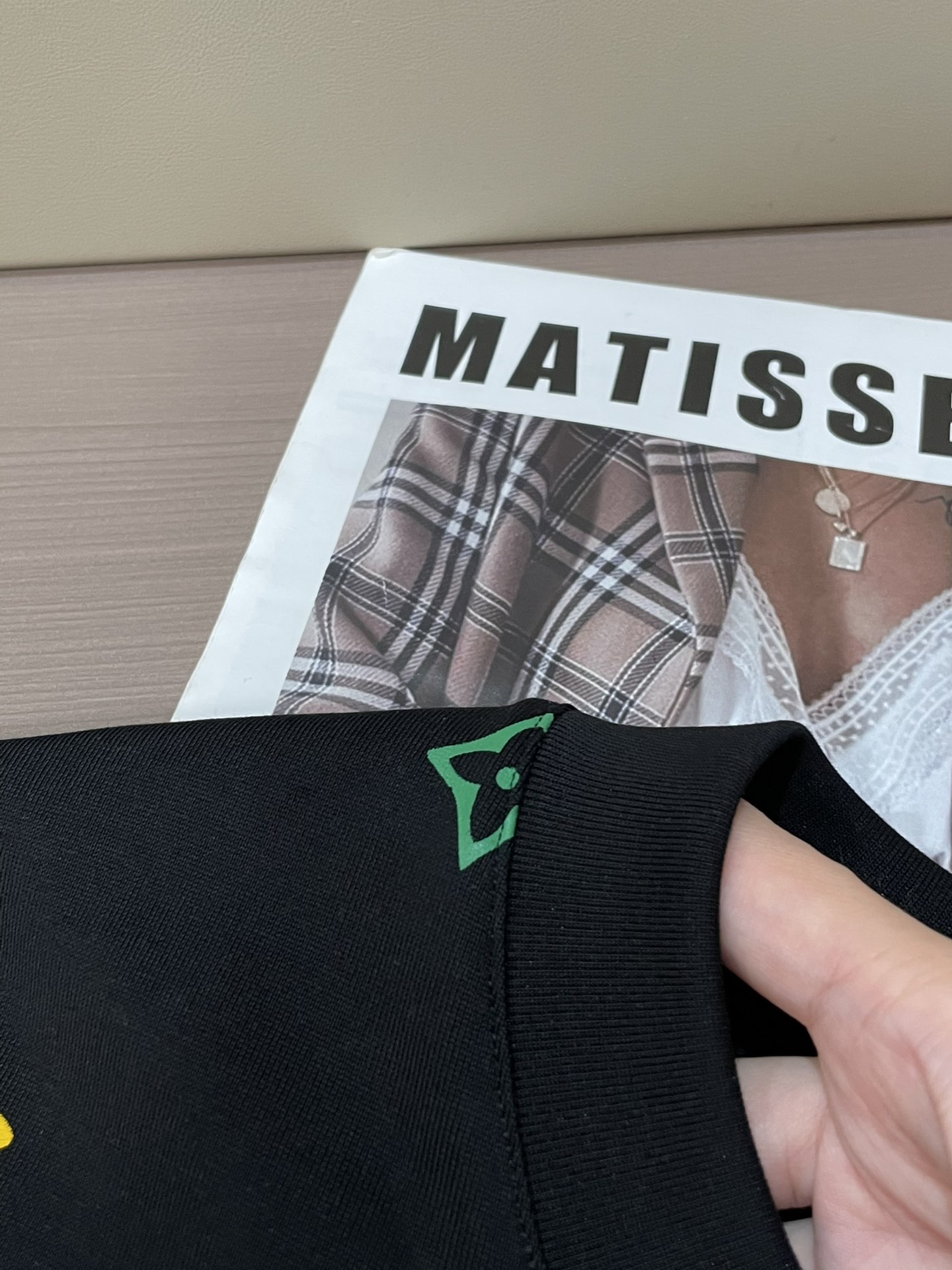 Lv 2026春夏新款首发专柜最新款短袖圆领T恤 高端订制 设计前卫时尚！品牌logo重工艺设计 高端定