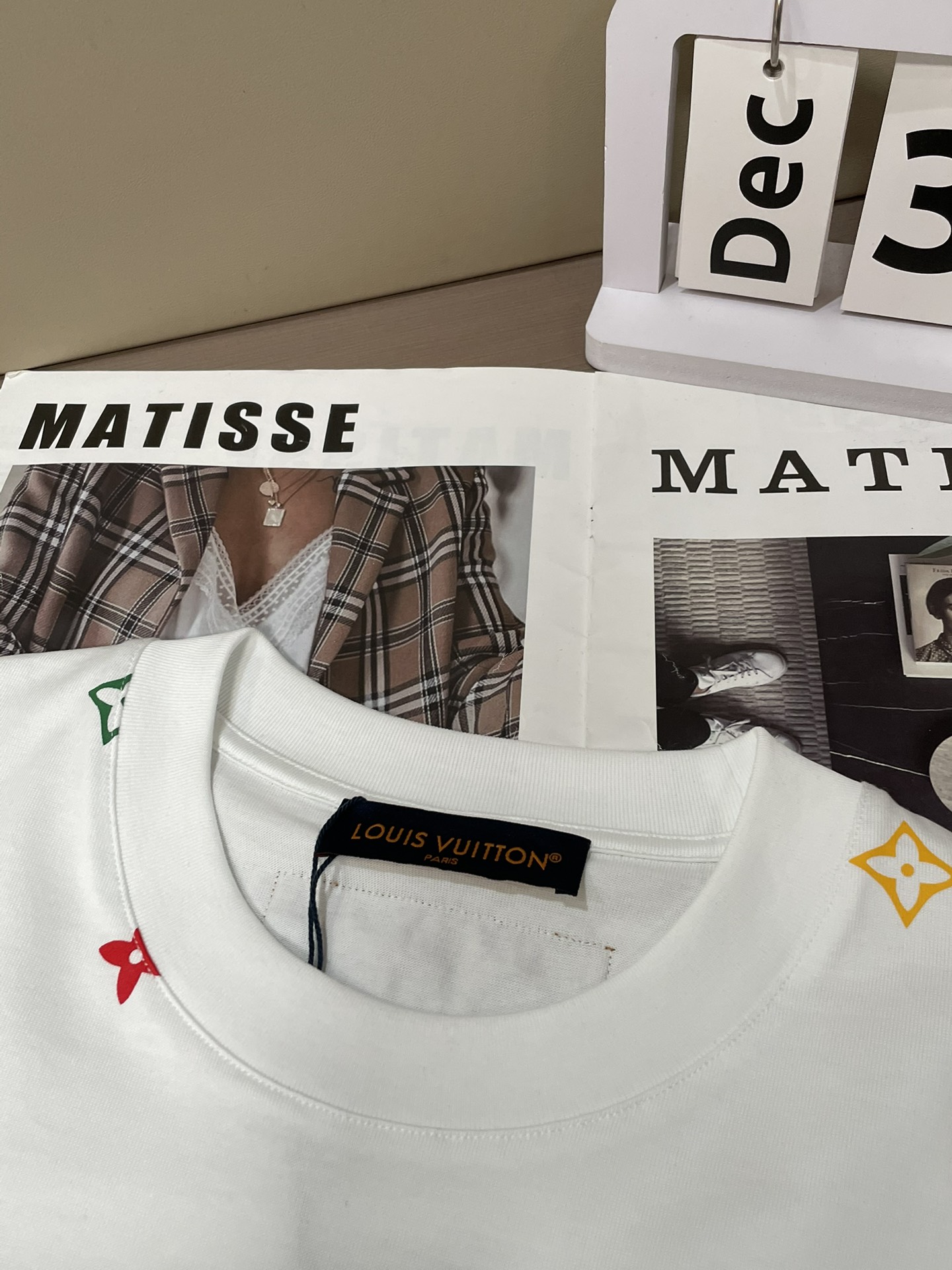 Lv 2026春夏新款首发专柜最新款短袖圆领T恤 高端订制 设计前卫时尚！品牌logo重工艺设计 高端定