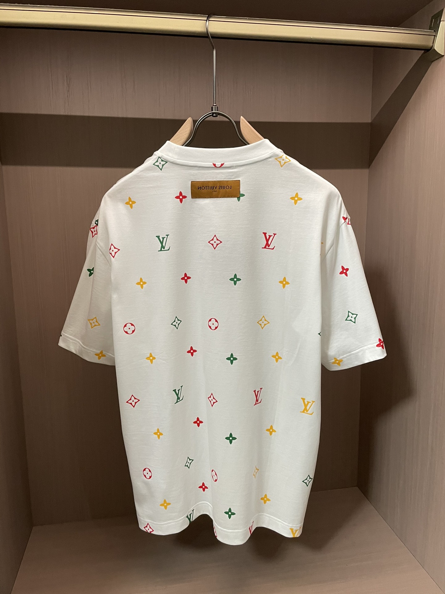 Lv 2026春夏新款首发专柜最新款短袖圆领T恤 高端订制 设计前卫时尚！品牌logo重工艺设计 高端定