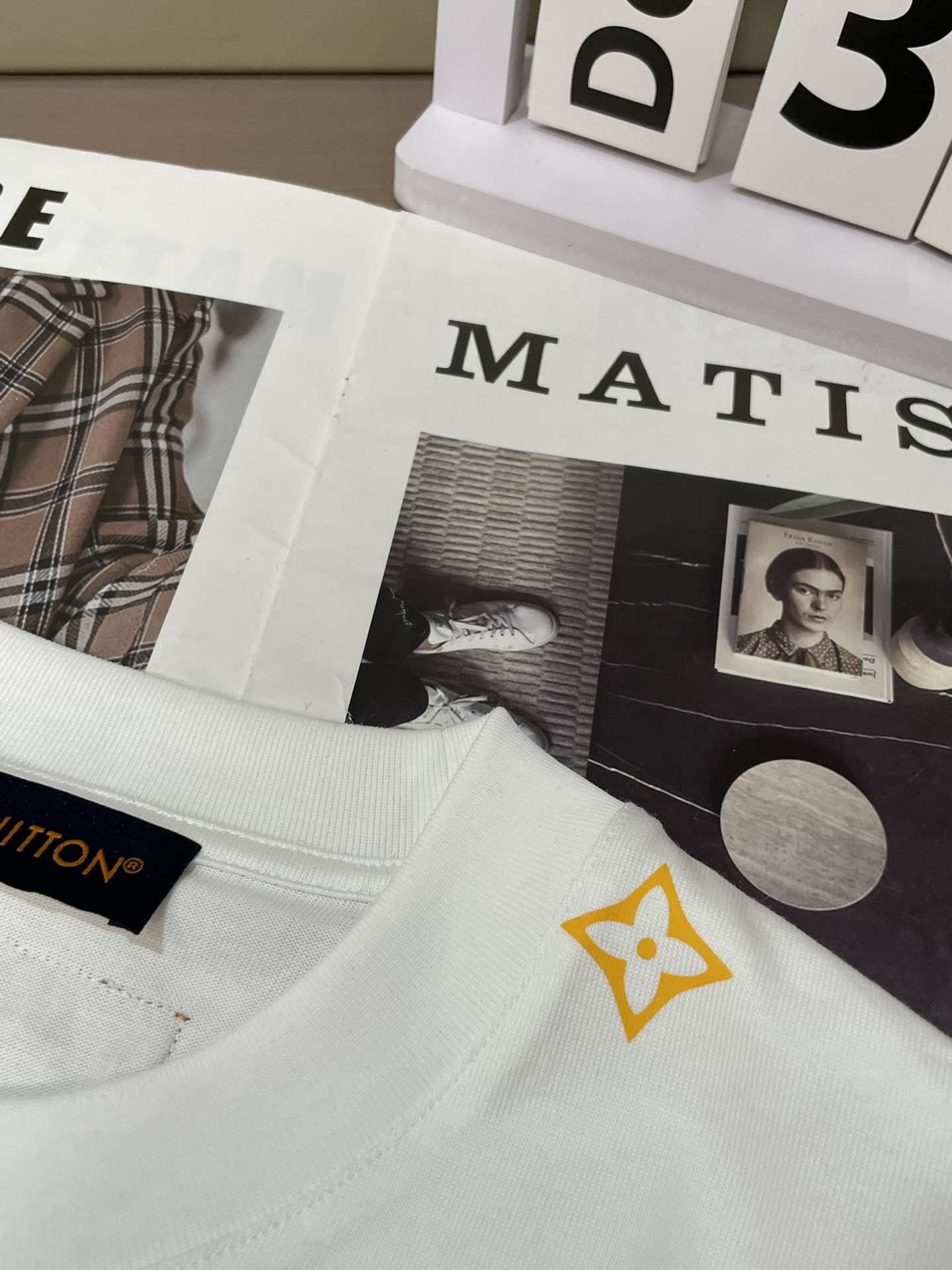 Lv 2026春夏新款首发专柜最新款短袖圆领T恤 高端订制 设计前卫时尚！品牌logo重工艺设计 高端定