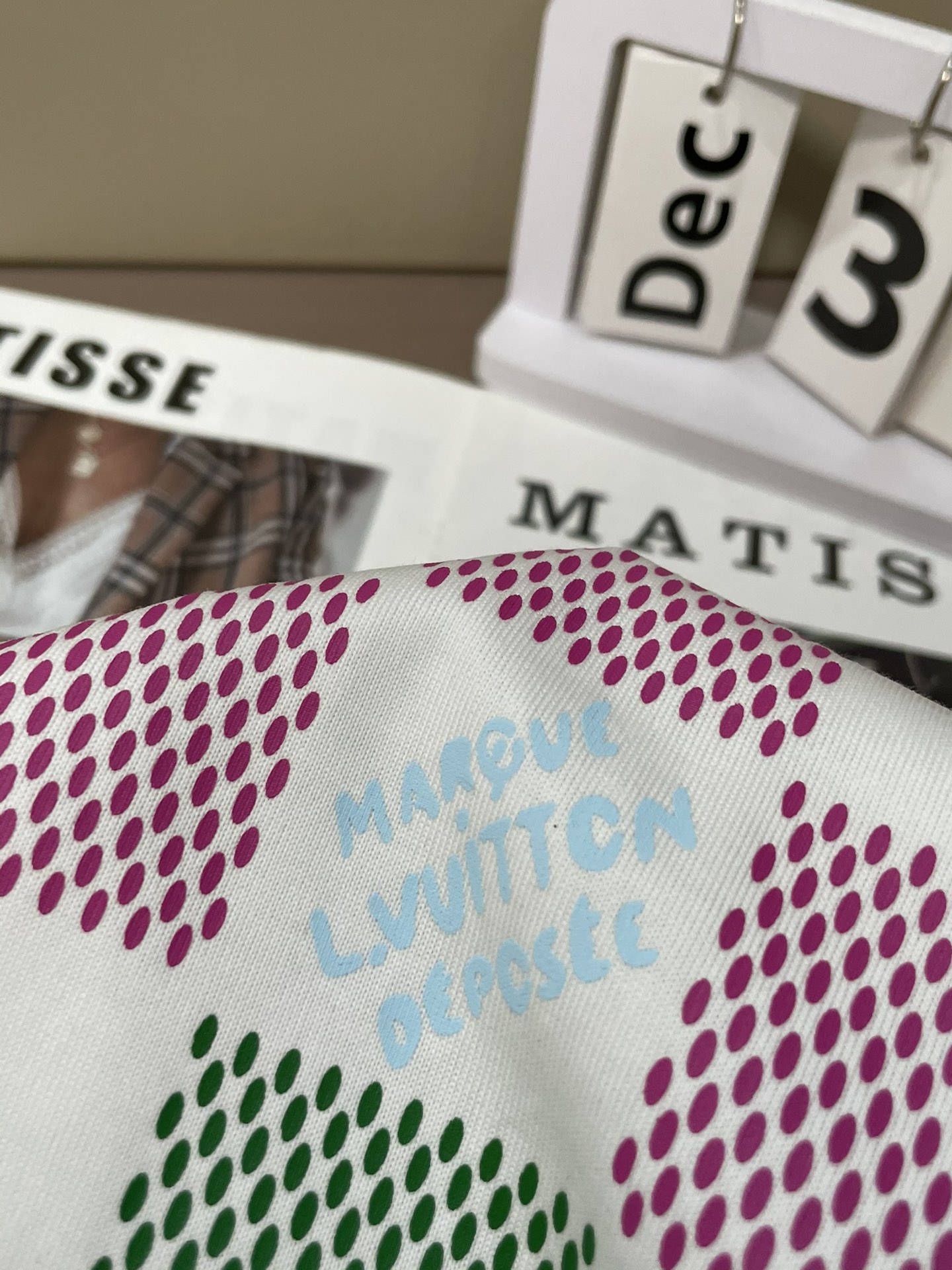 Lv 2026春夏新款首发专柜最新款短袖圆领T恤 高端订制 设计前卫时尚！品牌logo重工艺设计 高端定