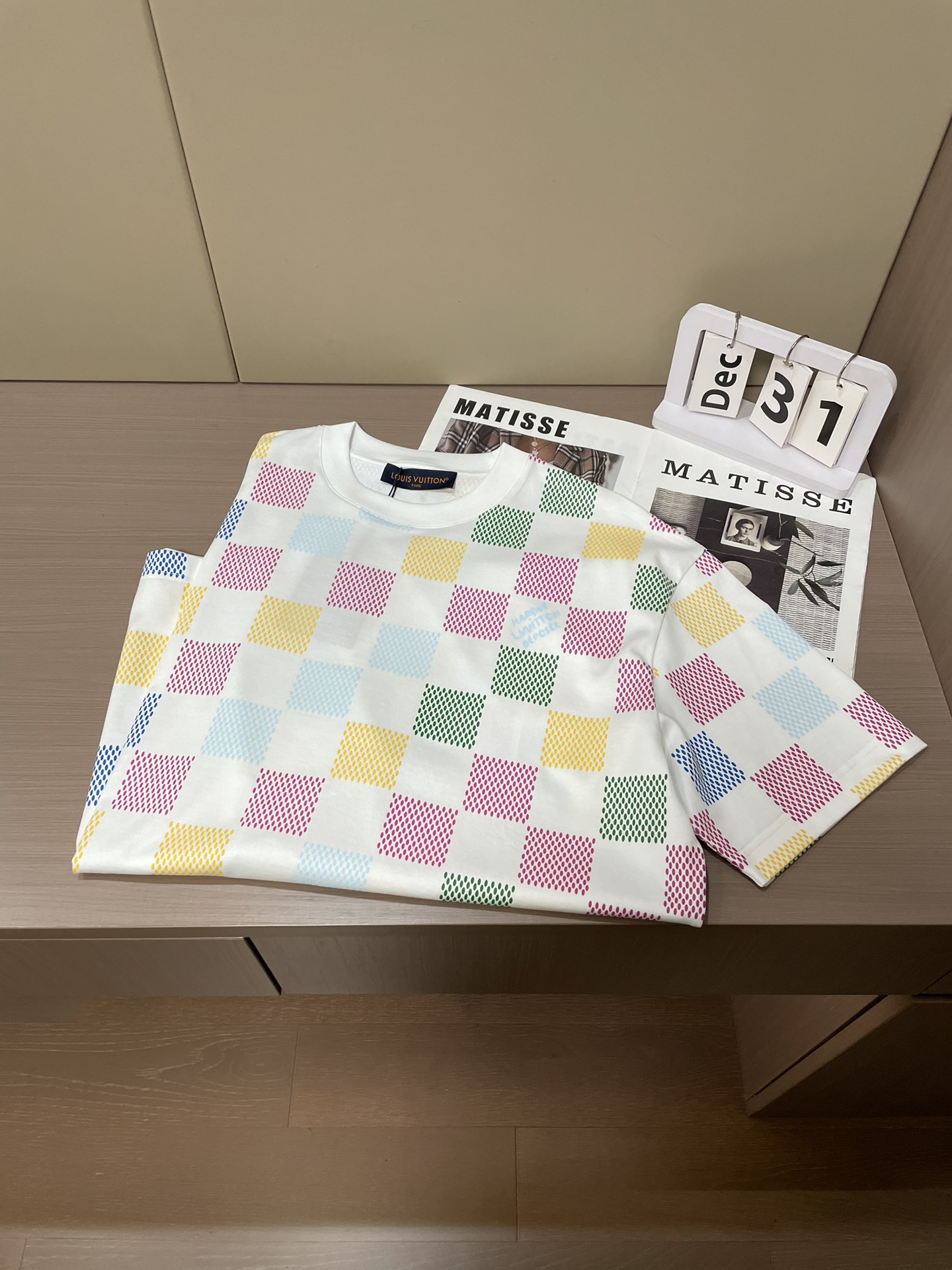 Lv 2026春夏新款首发专柜最新款短袖圆领T恤 高端订制 设计前卫时尚！品牌logo重工艺设计 高端定