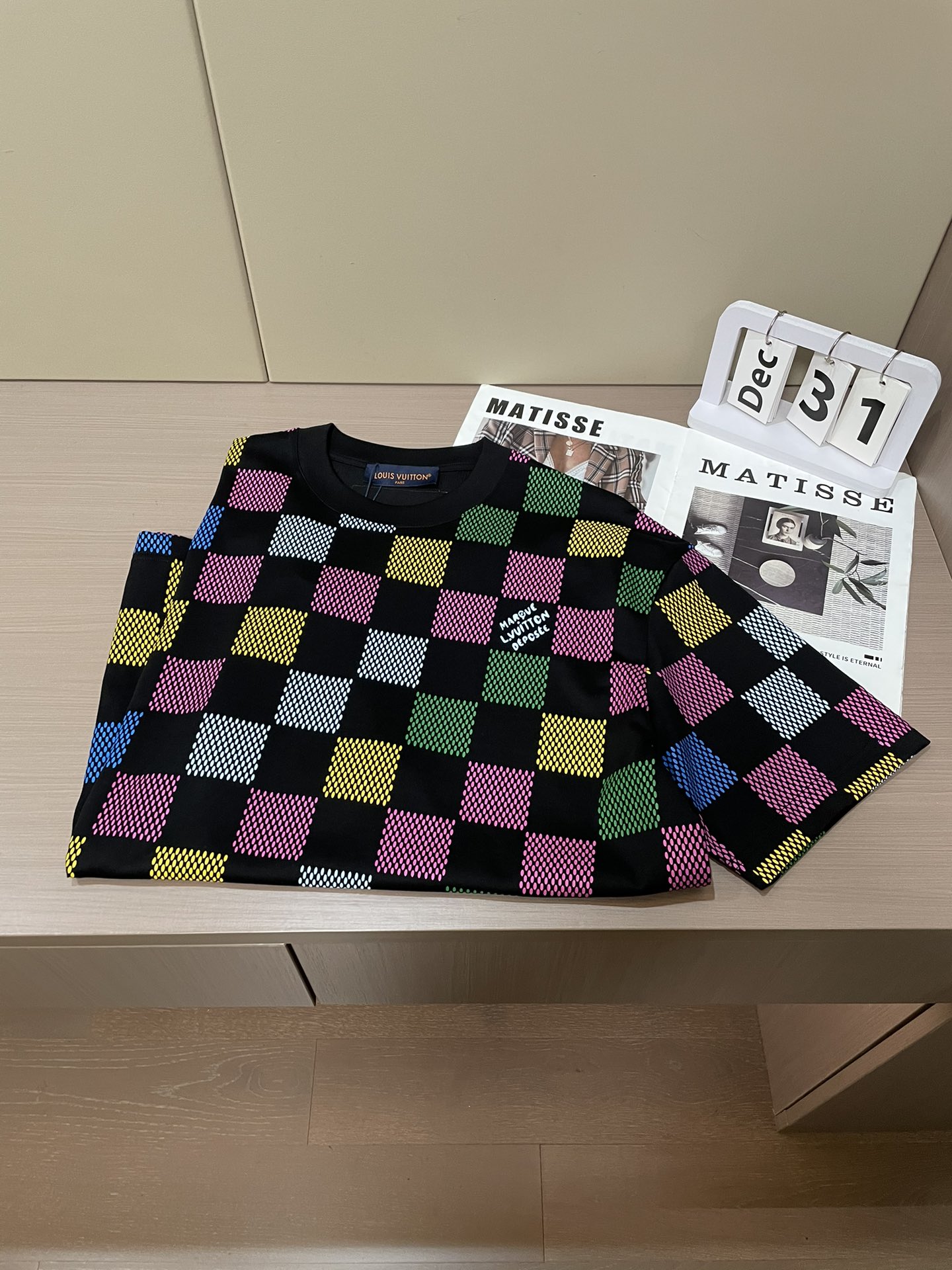 Lv 2026春夏新款首发专柜最新款短袖圆领T恤 高端订制 设计前卫时尚！品牌logo重工艺设计 高端定