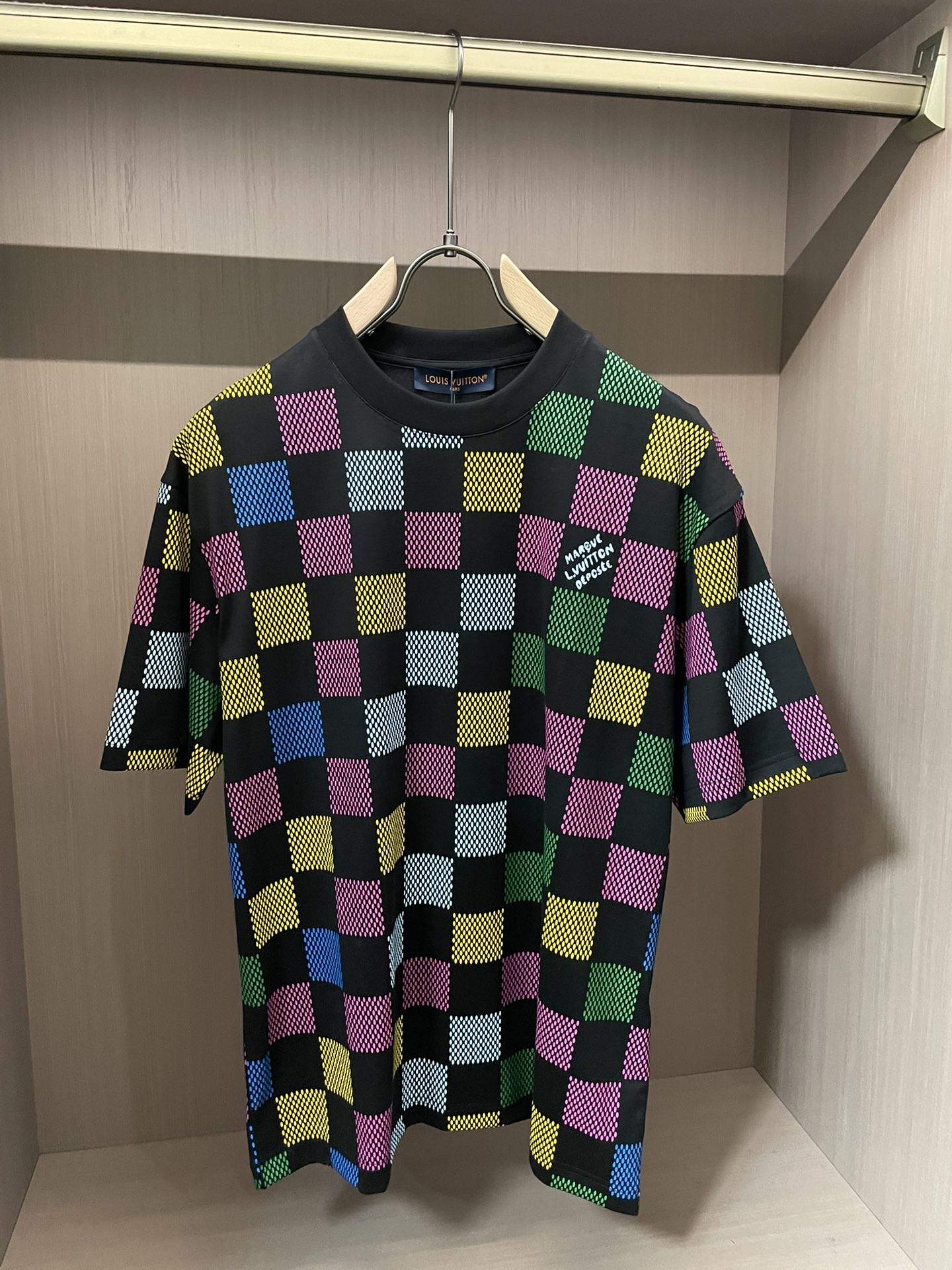 Lv 2026春夏新款首发专柜最新款短袖圆领T恤 高端订制 设计前卫时尚！品牌logo重工艺设计 高端定