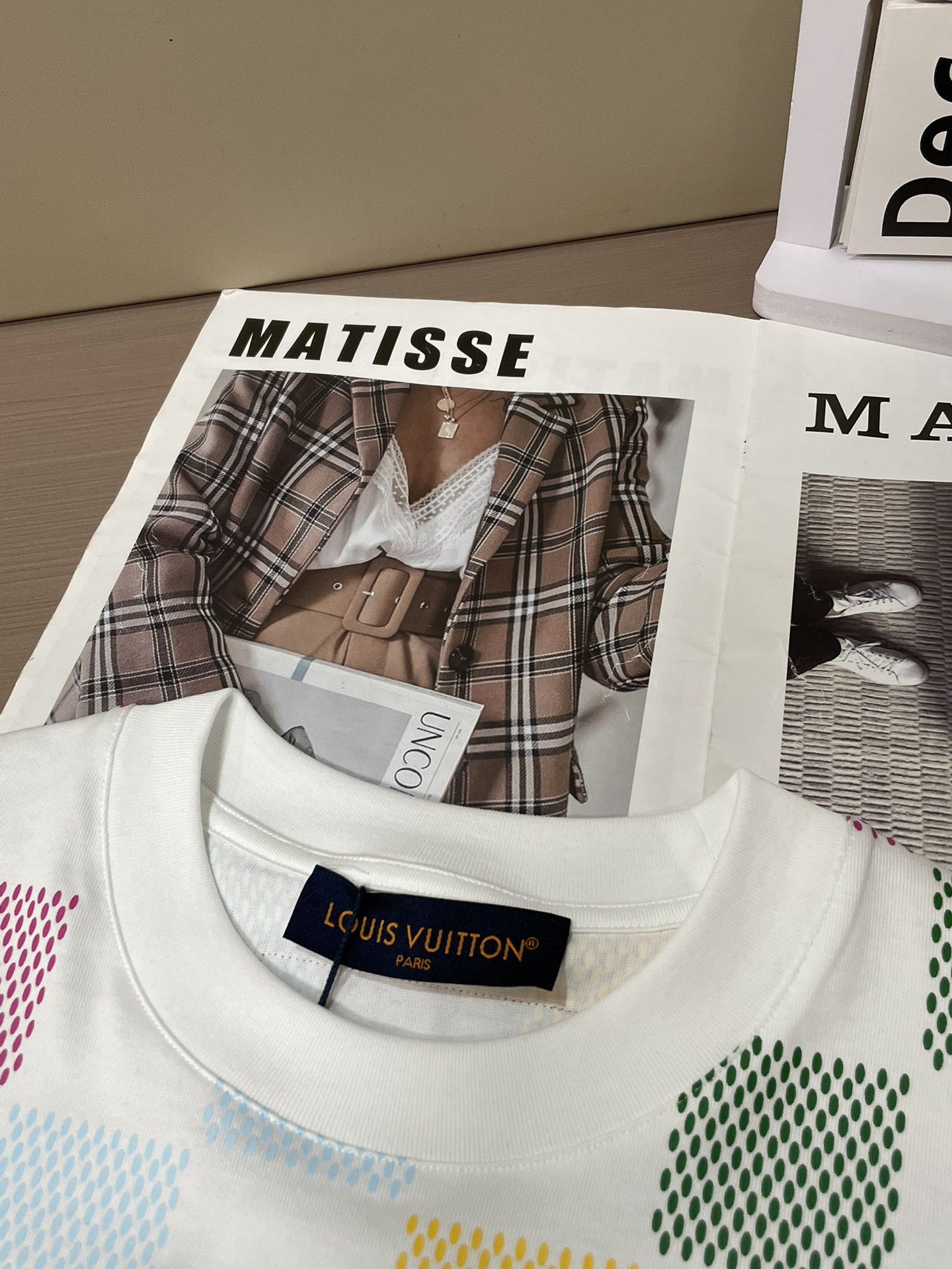 Lv 2026春夏新款首发专柜最新款短袖圆领T恤 高端订制 设计前卫时尚！品牌logo重工艺设计 高端定