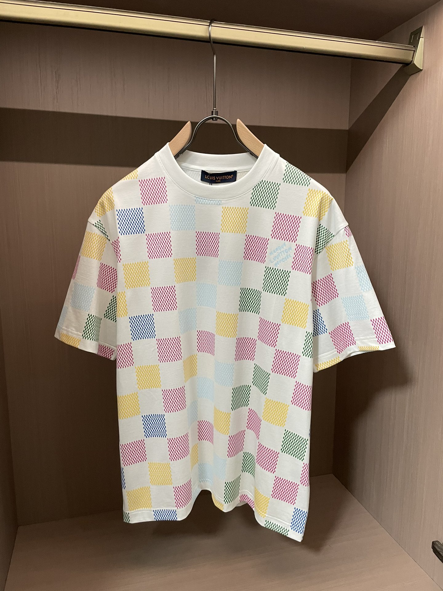 Lv 2026春夏新款首发专柜最新款短袖圆领T恤 高端订制 设计前卫时尚！品牌logo重工艺设计 高端定