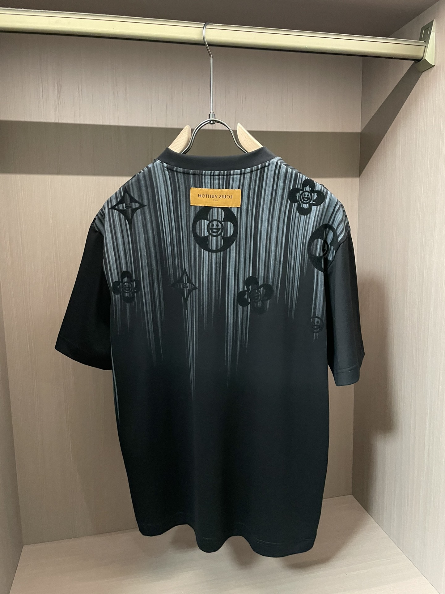 Lv 2026春夏新款首发专柜最新款短袖圆领T恤 高端订制 设计前卫时尚！品牌logo重工艺设计 高端定