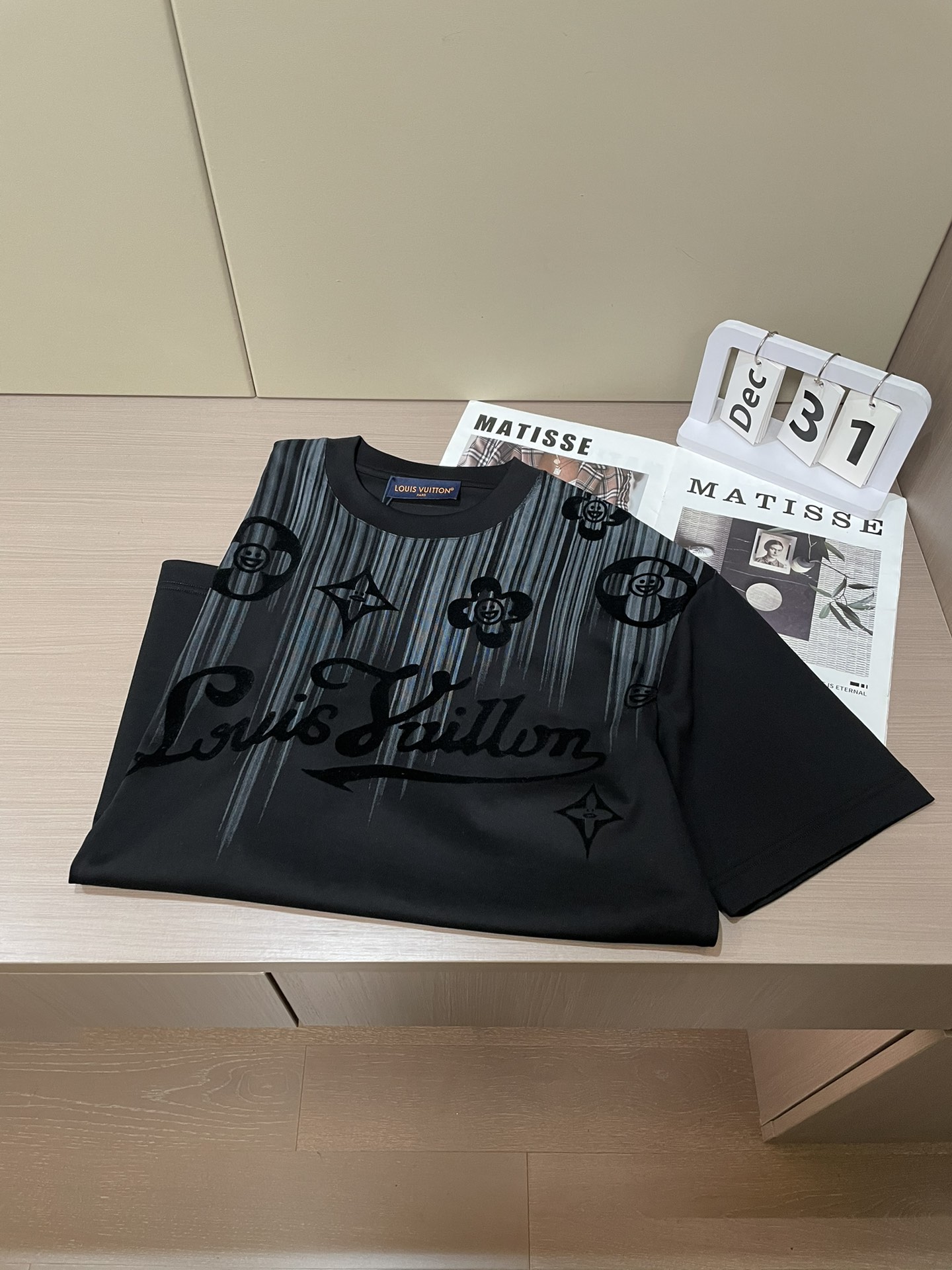 Lv 2026春夏新款首发专柜最新款短袖圆领T恤 高端订制 设计前卫时尚！品牌logo重工艺设计 高端定