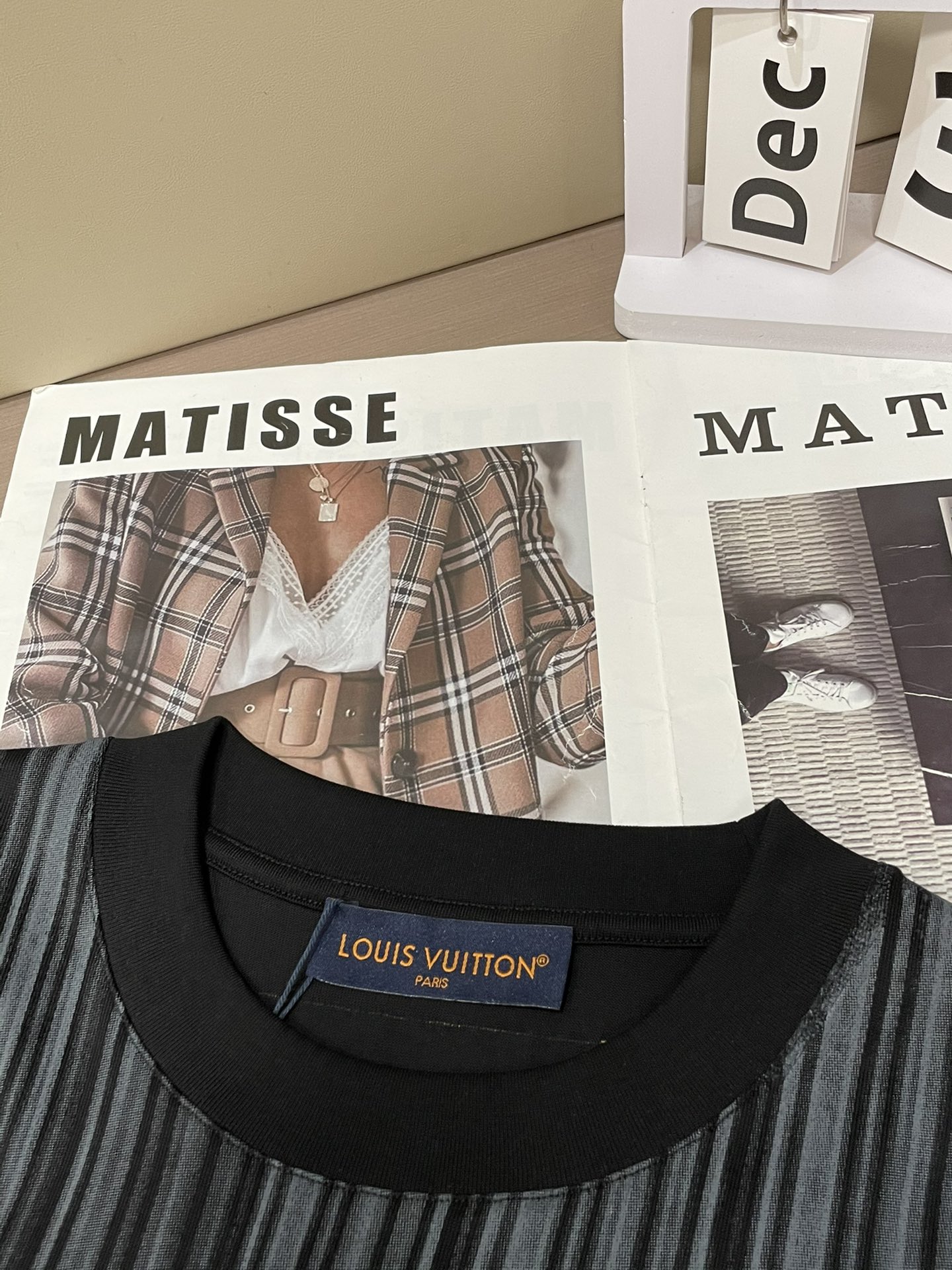 Lv 2026春夏新款首发专柜最新款短袖圆领T恤 高端订制 设计前卫时尚！品牌logo重工艺设计 高端定