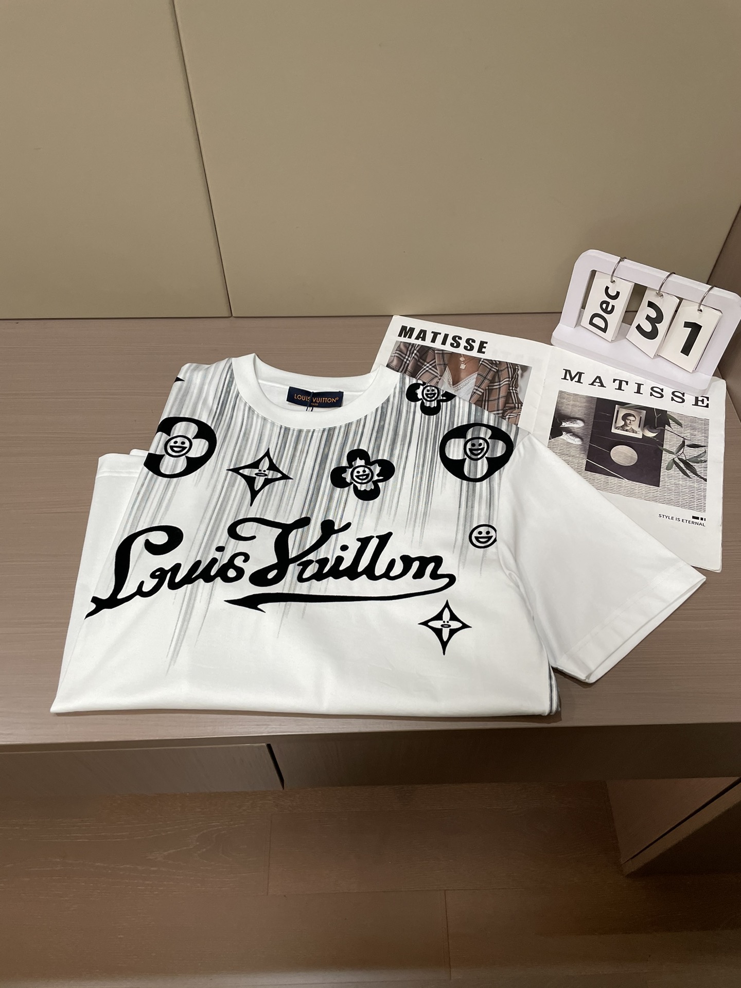 Lv 2026春夏新款首发专柜最新款短袖圆领T恤 高端订制 设计前卫时尚！品牌logo重工艺设计 高端定