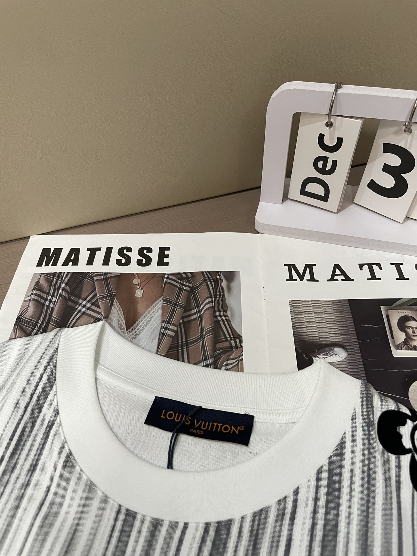 Lv 2026春夏新款首发专柜最新款短袖圆领T恤 高端订制 设计前卫时尚！品牌logo重工艺设计 高端定